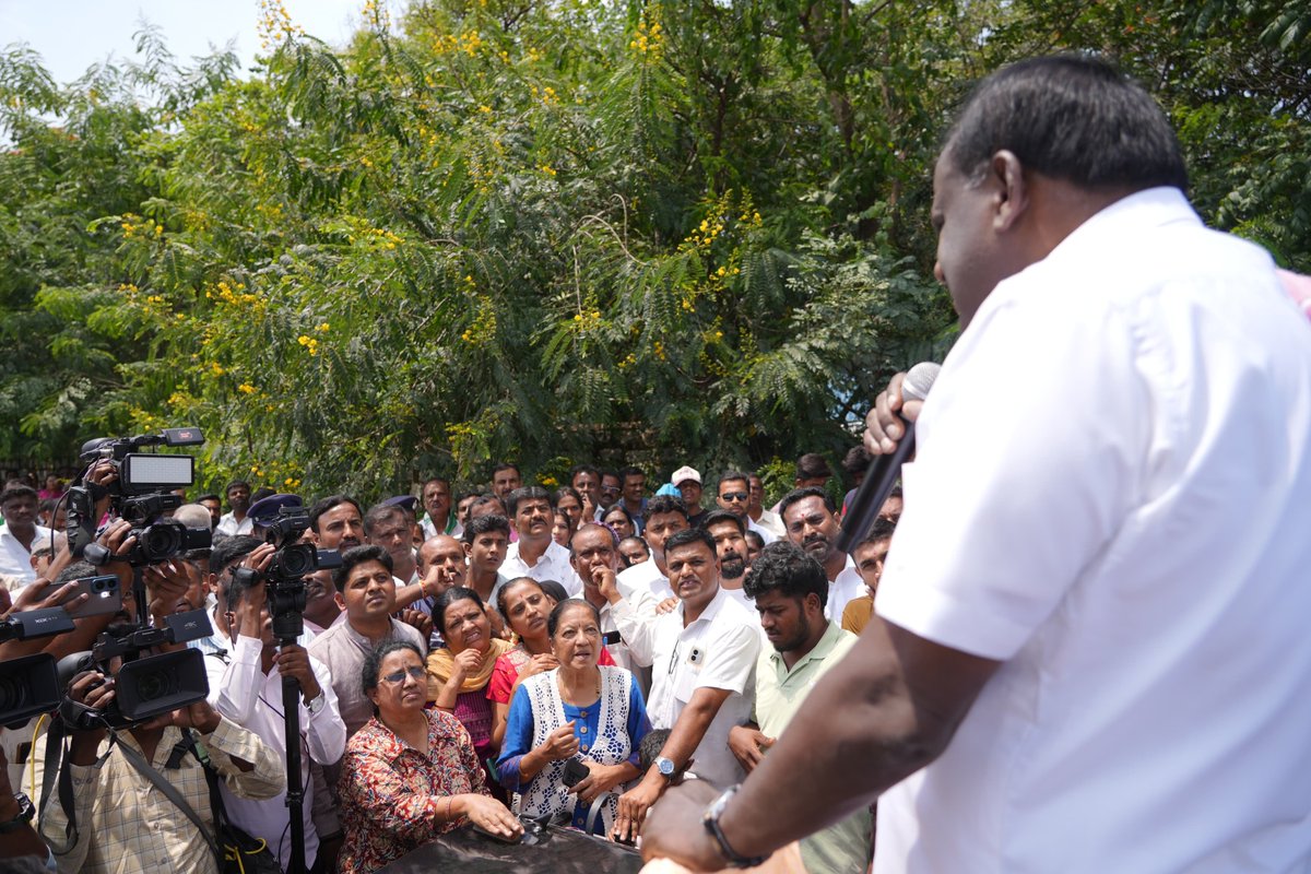 hd_kumaraswamy's tweet photo. 📍ಬೆಂಗಳೂರು

ಬೆಂಗಳೂರು-ಮೈಸೂರು ಇನ್‌ಫ್ರಾಸ್ಟ್ರಕ್ಚರ್ ಕಾರಿಡಾರ್‌ (NICE) ಯೋಜನೆಗಾಗಿ ಭೂಮಿ ಕಳೆದುಕೊಂಡಿರುವ ನೊಂದ ಜನರನ್ನು ಭೇಟಿ ಮಾಡಲಾಯಿತು. ಈ ಸಂದರ್ಭದಲ್ಲಿ ಕಳೆದ 30 ವರ್ಷಗಳಿಂದ ಅವರು ಅನುಭವಿಸಿರುವ ಸಂಕಷ್ಟವನ್ನು ಆಲಿಸಿದ್ದೇನೆ. ಅವರ ಭೂಮಿಯನ್ನು ಆ ಜನರಿಗೇ ಬಿಟ್ಟುಕೊಡಬೇಕು. ಆ ನಿಟ್ಟಿನಲ್ಲಿ ಜನಾಂದೋಲನ ಆರಂಭಿಸಲಾಗುವುದು. ಅದಕ್ಕೆ ಪೂರ್ವಭಾವಿಯಾಗಿ ಮಾದಾವರದ ನೈಸ್ ಜಂಕ್ಷನ್ ಬಳಿ ಭೂಮಿ ಕಳೆದುಕೊಂಡ ನೂರಾರು ಜನರನ್ನು ಭೇಟಿಯಾಗಿ ಧೈರ್ಯ ಹೇಳುವ ಪ್ರಯತ್ನ ಮಾಡಿದ್ದೇನೆ. 

#ನಮ್ಮಭೂಮಿನಮ್ಮಹಕ್ಕು 
#NiceLootsKarnataka 
#NothingNice