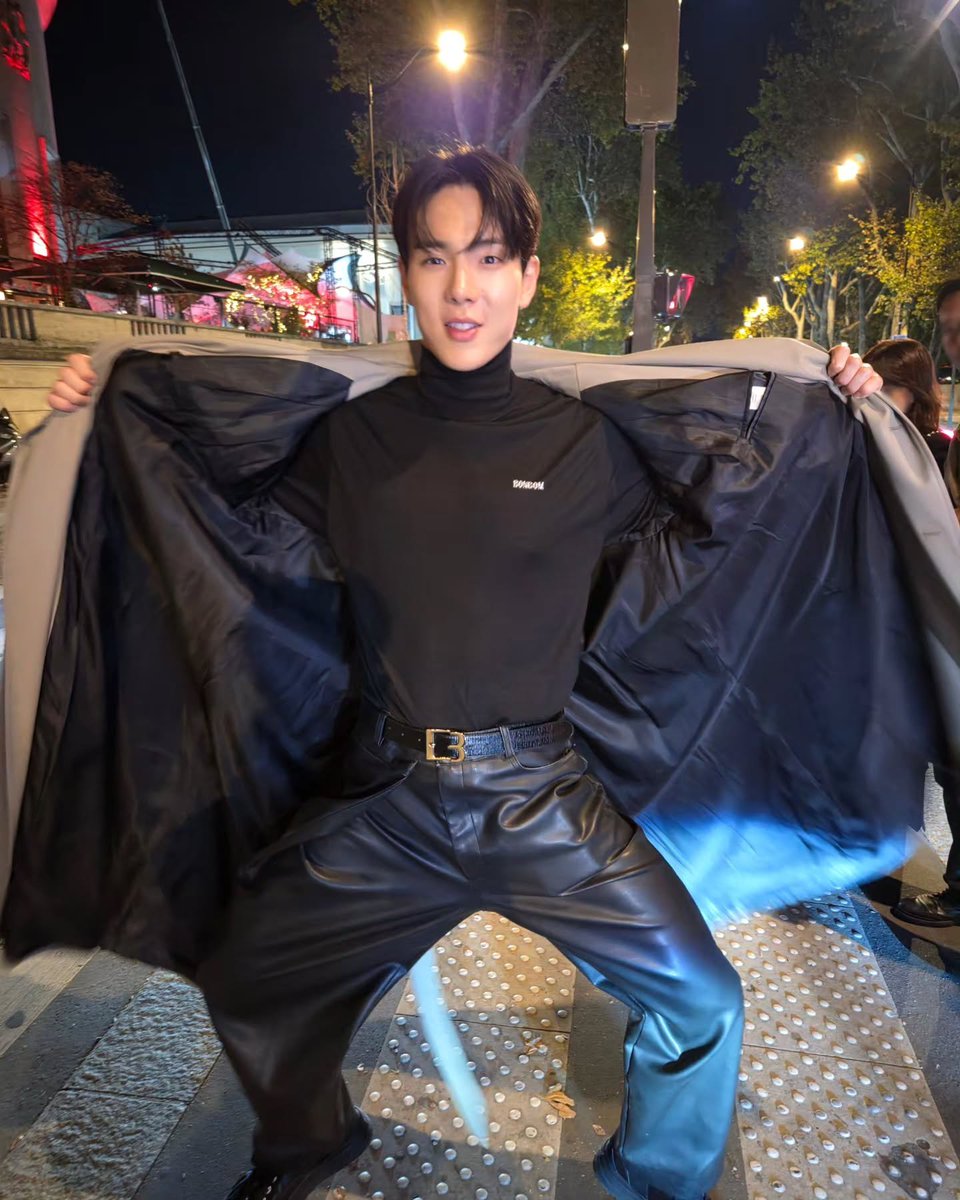 Shwomikihyjoch's tweet photo. เขาหล่อ                                  แต่........ https://t.co/fvonDYocvr