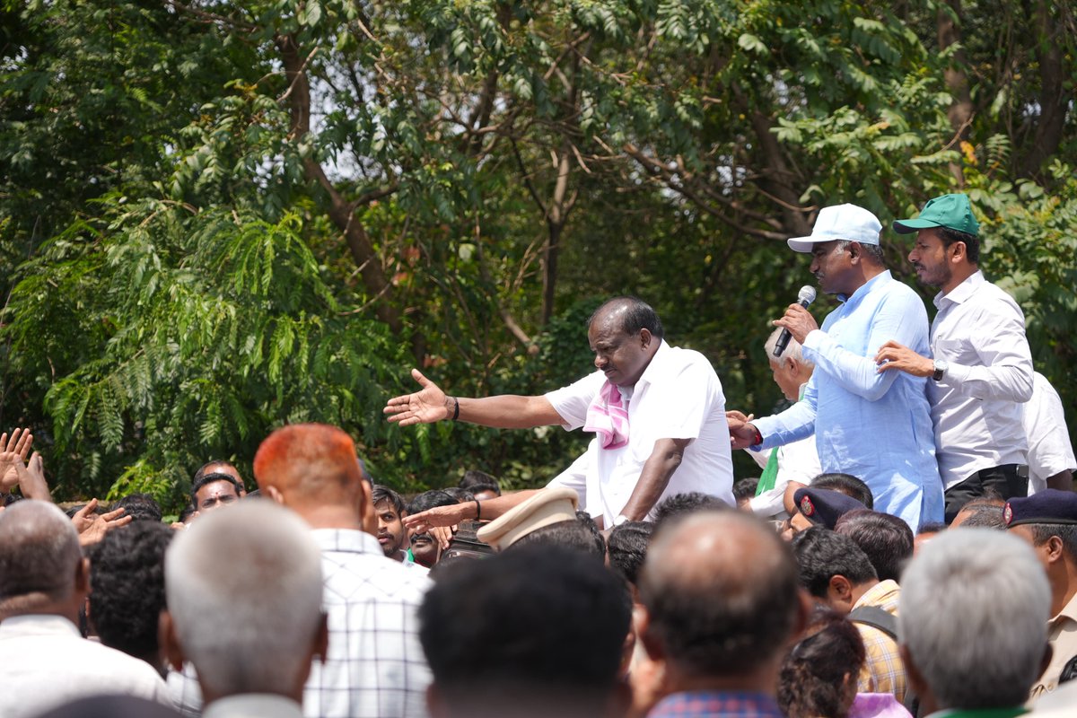 hd_kumaraswamy's tweet photo. 📍ಬೆಂಗಳೂರು

ಬೆಂಗಳೂರು-ಮೈಸೂರು ಇನ್‌ಫ್ರಾಸ್ಟ್ರಕ್ಚರ್ ಕಾರಿಡಾರ್‌ (NICE) ಯೋಜನೆಗಾಗಿ ಭೂಮಿ ಕಳೆದುಕೊಂಡಿರುವ ನೊಂದ ಜನರನ್ನು ಭೇಟಿ ಮಾಡಲಾಯಿತು. ಈ ಸಂದರ್ಭದಲ್ಲಿ ಕಳೆದ 30 ವರ್ಷಗಳಿಂದ ಅವರು ಅನುಭವಿಸಿರುವ ಸಂಕಷ್ಟವನ್ನು ಆಲಿಸಿದ್ದೇನೆ. ಅವರ ಭೂಮಿಯನ್ನು ಆ ಜನರಿಗೇ ಬಿಟ್ಟುಕೊಡಬೇಕು. ಆ ನಿಟ್ಟಿನಲ್ಲಿ ಜನಾಂದೋಲನ ಆರಂಭಿಸಲಾಗುವುದು. ಅದಕ್ಕೆ ಪೂರ್ವಭಾವಿಯಾಗಿ ಮಾದಾವರದ ನೈಸ್ ಜಂಕ್ಷನ್ ಬಳಿ ಭೂಮಿ ಕಳೆದುಕೊಂಡ ನೂರಾರು ಜನರನ್ನು ಭೇಟಿಯಾಗಿ ಧೈರ್ಯ ಹೇಳುವ ಪ್ರಯತ್ನ ಮಾಡಿದ್ದೇನೆ. 

#ನಮ್ಮಭೂಮಿನಮ್ಮಹಕ್ಕು 
#NiceLootsKarnataka 
#NothingNice