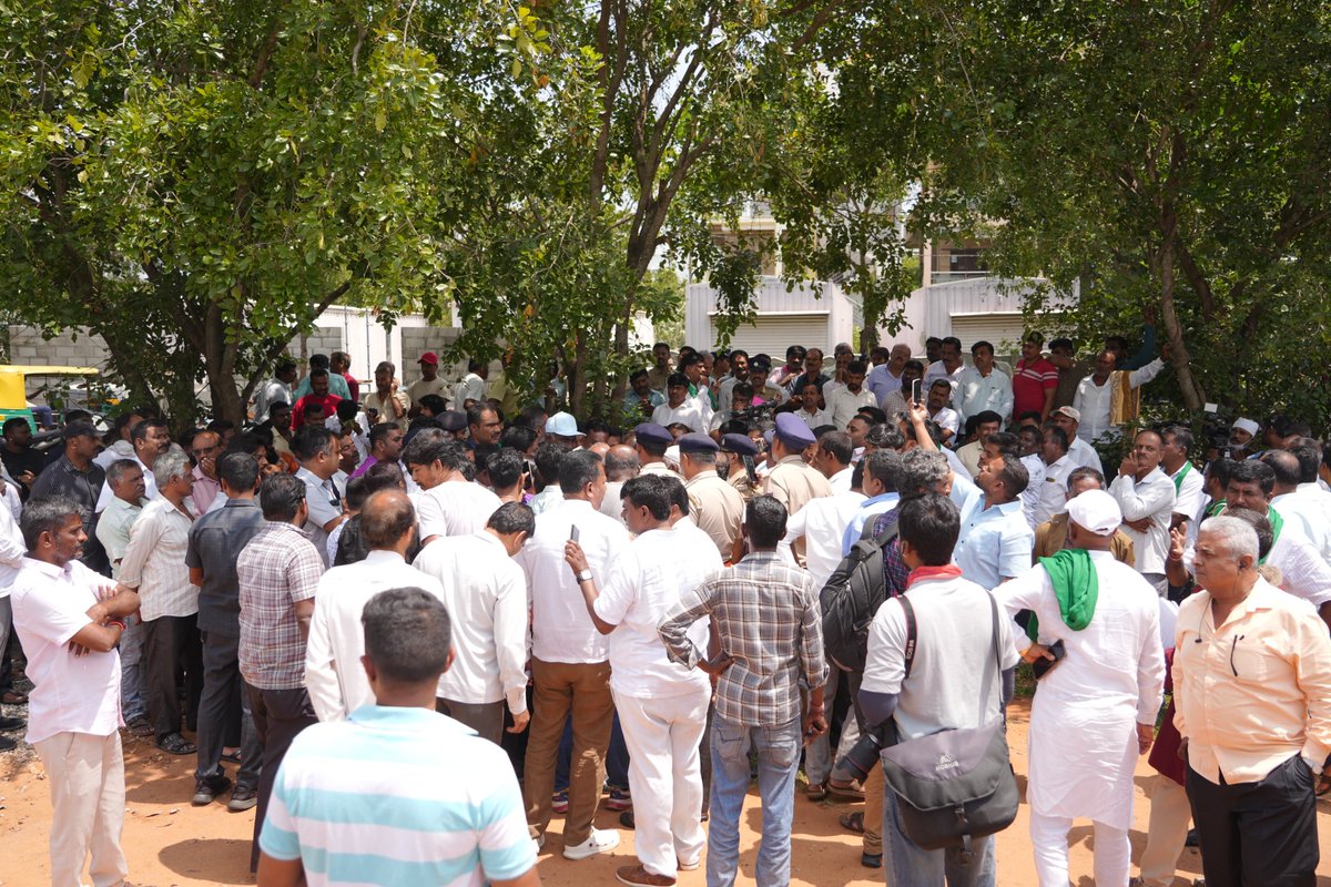 hd_kumaraswamy's tweet photo. 📍ಬೆಂಗಳೂರು

ಬೆಂಗಳೂರು-ಮೈಸೂರು ಇನ್‌ಫ್ರಾಸ್ಟ್ರಕ್ಚರ್ ಕಾರಿಡಾರ್‌ (NICE) ಯೋಜನೆಗಾಗಿ ಭೂಮಿ ಕಳೆದುಕೊಂಡಿರುವ ನೊಂದ ಜನರನ್ನು ಭೇಟಿ ಮಾಡಲಾಯಿತು. ಈ ಸಂದರ್ಭದಲ್ಲಿ ಕಳೆದ 30 ವರ್ಷಗಳಿಂದ ಅವರು ಅನುಭವಿಸಿರುವ ಸಂಕಷ್ಟವನ್ನು ಆಲಿಸಿದ್ದೇನೆ. ಅವರ ಭೂಮಿಯನ್ನು ಆ ಜನರಿಗೇ ಬಿಟ್ಟುಕೊಡಬೇಕು. ಆ ನಿಟ್ಟಿನಲ್ಲಿ ಜನಾಂದೋಲನ ಆರಂಭಿಸಲಾಗುವುದು. ಅದಕ್ಕೆ ಪೂರ್ವಭಾವಿಯಾಗಿ ಮಾದಾವರದ ನೈಸ್ ಜಂಕ್ಷನ್ ಬಳಿ ಭೂಮಿ ಕಳೆದುಕೊಂಡ ನೂರಾರು ಜನರನ್ನು ಭೇಟಿಯಾಗಿ ಧೈರ್ಯ ಹೇಳುವ ಪ್ರಯತ್ನ ಮಾಡಿದ್ದೇನೆ. 

#ನಮ್ಮಭೂಮಿನಮ್ಮಹಕ್ಕು 
#NiceLootsKarnataka 
#NothingNice
