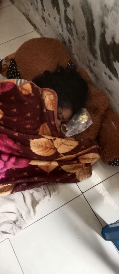 txtharihariWNI's tweet photo. Anak yang sudah sarjana dan sudah bekerja, tapi ketika orang tua lagi susah, bantuannya hanya sesaat.

Baru beberapa kali ngirim, itu pun orang tua harus ngemis dulu. Tergantung mood si anak, kalau lagi senang baru mau ngirim.

Tadi orang tuanya berharap anaknya bisa jadi tulang punggung, ternyata malah mengecewakan. 😭

Alasannya gaji nggak cukup, tapi kalau buat happy-happy dan gaya, uangnya selalu ada.

Anak sendiri kejam ya sama orang tuanya. 🥲

Menurut kalian, apakah anak yang sudah bekerja memang punya kewajiban untuk membantu orang tua secara rutin ketika orang tua sedang kesulitan?