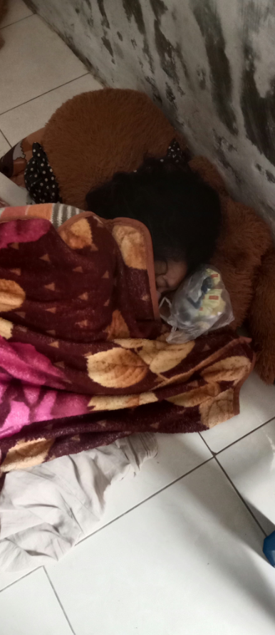 txtharihariWNI's tweet photo. Anak yang sudah sarjana dan sudah bekerja, tapi ketika orang tua lagi susah, bantuannya hanya sesaat.

Baru beberapa kali ngirim, itu pun orang tua harus ngemis dulu. Tergantung mood si anak, kalau lagi senang baru mau ngirim.

Tadi orang tuanya berharap anaknya bisa jadi tulang punggung, ternyata malah mengecewakan. 😭

Alasannya gaji nggak cukup, tapi kalau buat happy-happy dan gaya, uangnya selalu ada.

Anak sendiri kejam ya sama orang tuanya. 🥲

Menurut kalian, apakah anak yang sudah bekerja memang punya kewajiban untuk membantu orang tua secara rutin ketika orang tua sedang kesulitan?