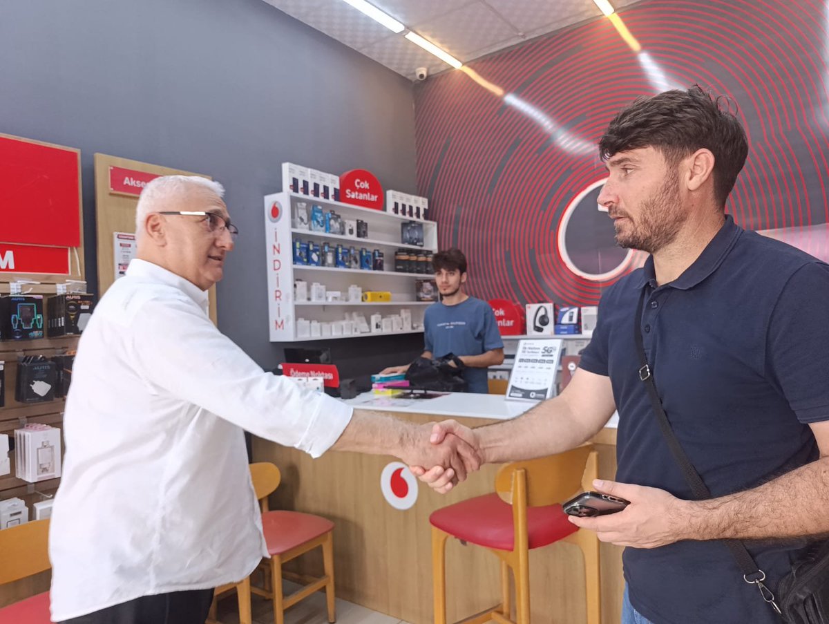 MHPSeyhanKACEP's tweet photo. İlçe Başkanımız Sayın Turgut Bağdağı, esnaf ziyaretleri kapsamında Vodafone işletme sahibi Adem Gün Bey’i işyerinde ziyaret etti.
Misafirperverlikleri ve samimi sohbetleri için Adem Gün Bey’e teşekkür ediyor; hayırlı işler ve bereketli kazançlar diliyoruz. https://t.co/Jxz3CY0An3