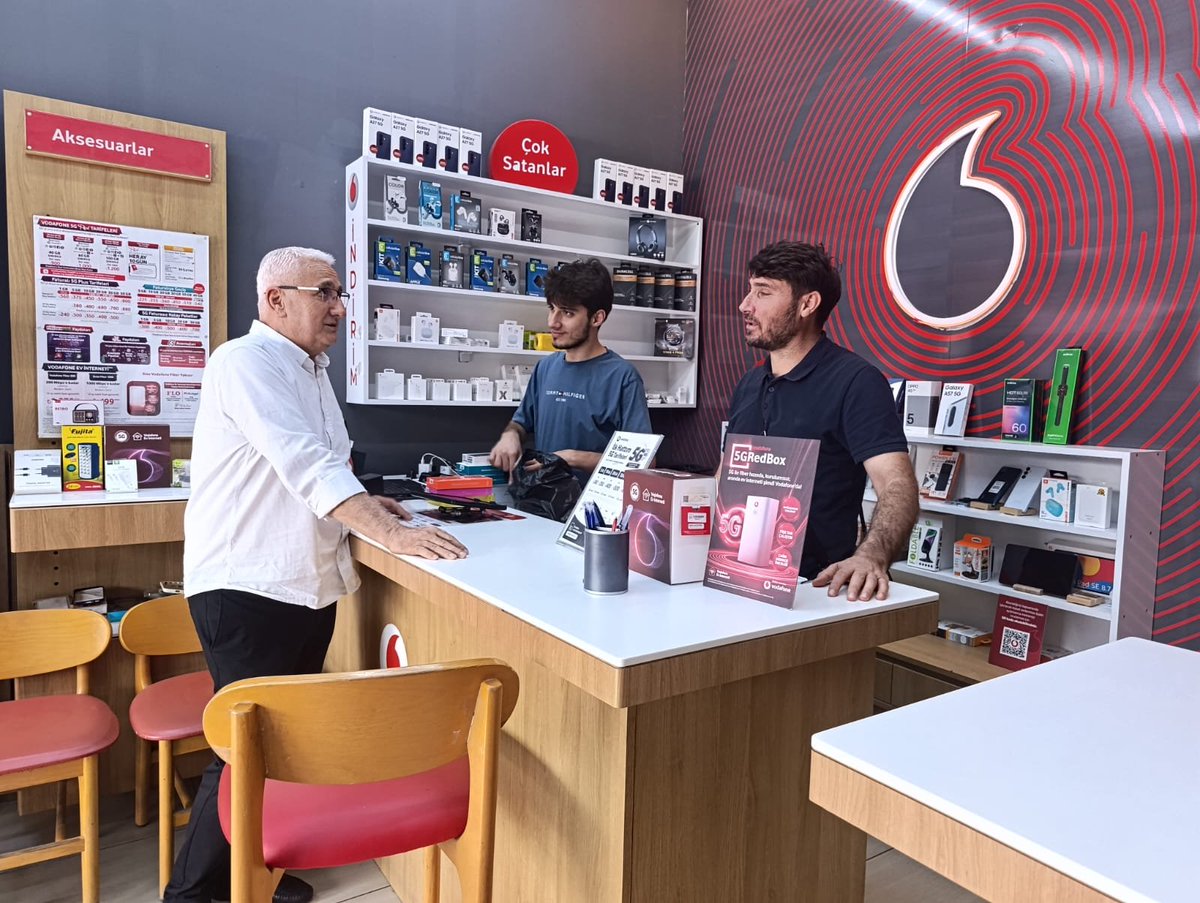 MHPSeyhanKACEP's tweet photo. İlçe Başkanımız Sayın Turgut Bağdağı, esnaf ziyaretleri kapsamında Vodafone işletme sahibi Adem Gün Bey’i işyerinde ziyaret etti.
Misafirperverlikleri ve samimi sohbetleri için Adem Gün Bey’e teşekkür ediyor; hayırlı işler ve bereketli kazançlar diliyoruz. https://t.co/Jxz3CY0An3