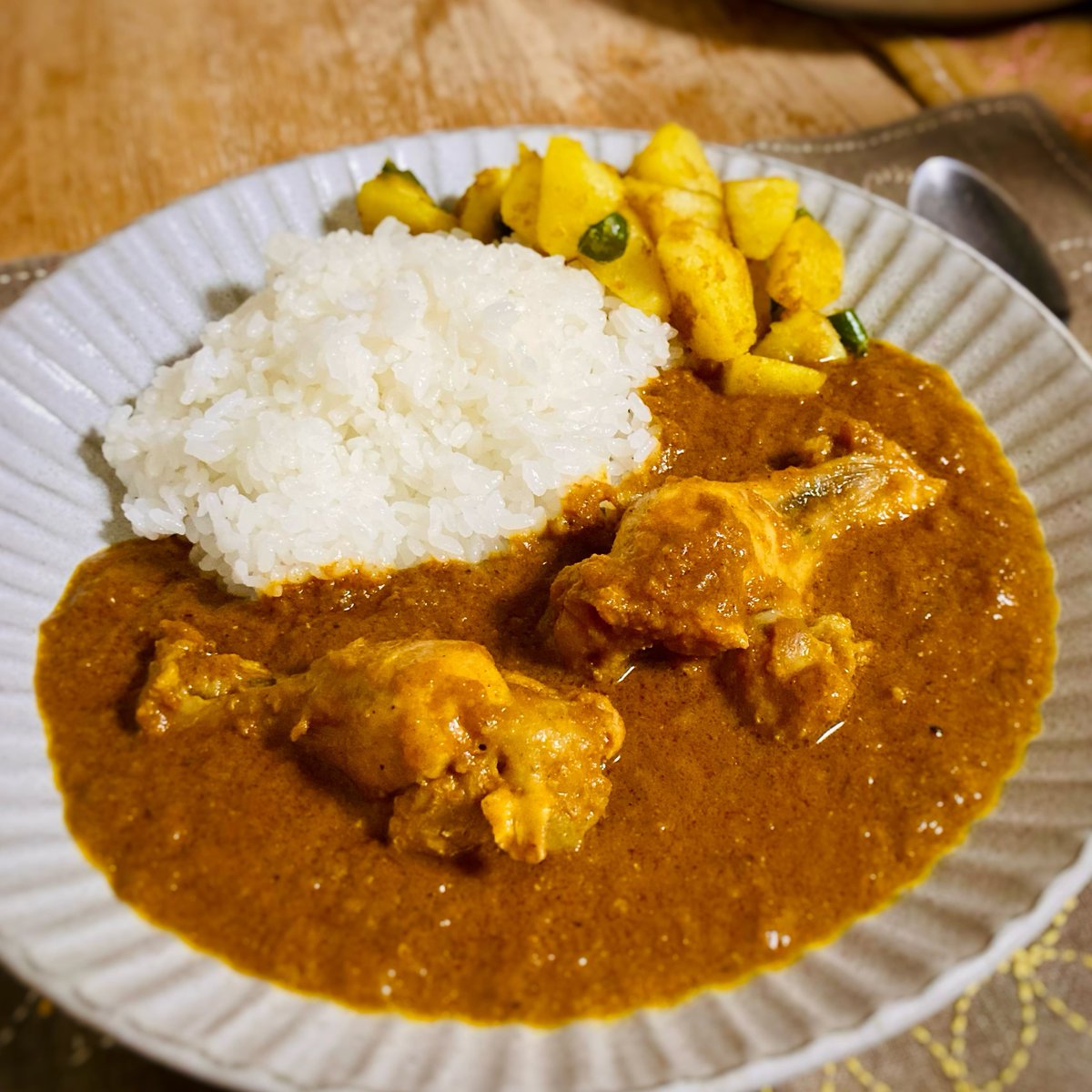 izumitomoki's tweet photo. は��週末カレーはチキン（手羽元）。じゃがいもとピーマンのサブジ添え。 #金曜日はカレーの日 #夕食 #おうちごはん https://t.co/pIy4Fi4e6U