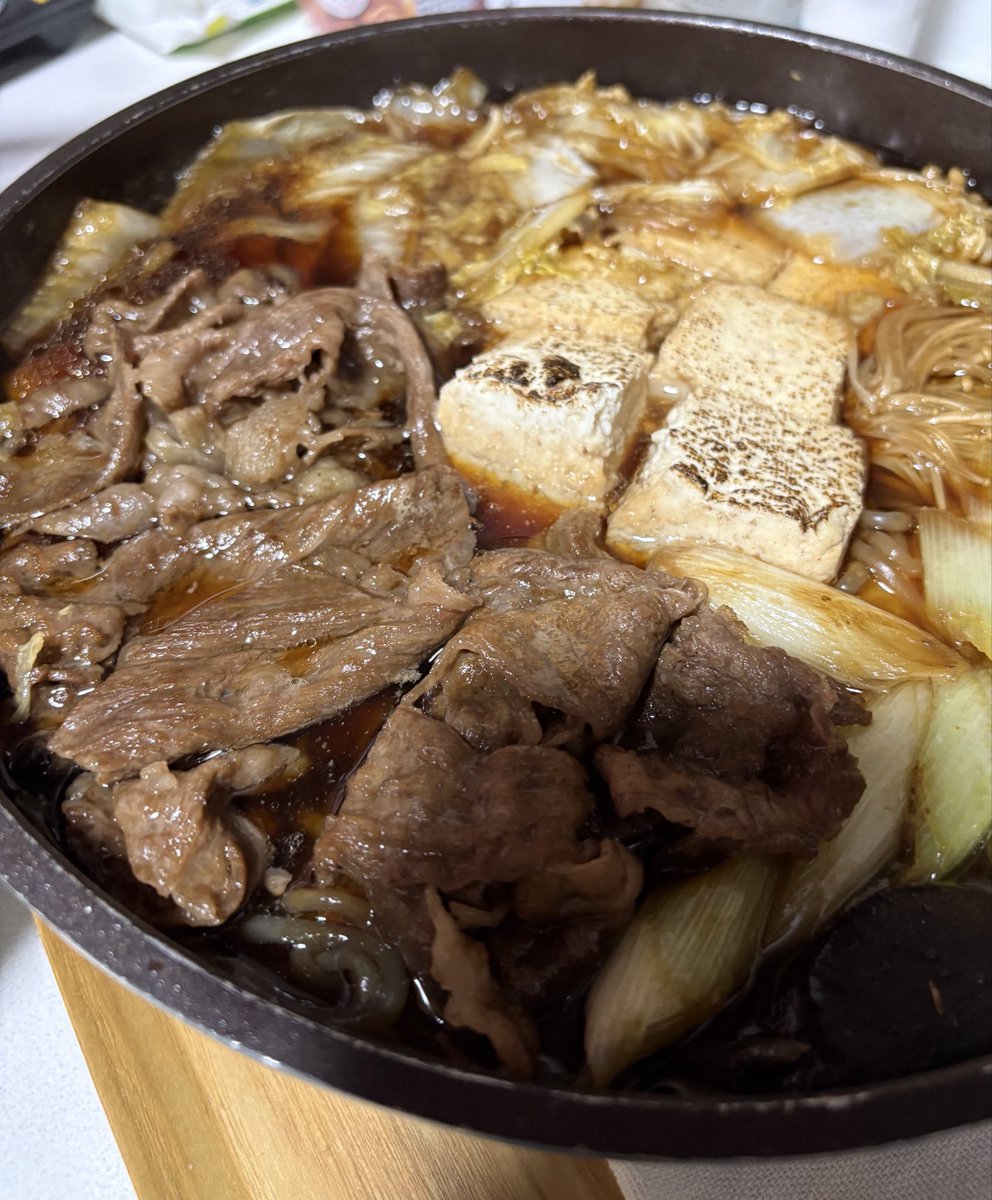 _geki_atsu's tweet photo. 神戸牛のすき焼きᓀ  ̫ ᓂ ♪
帰ってきたらコレあんの神過ぎ❕
洗濯も掃除も全部してくれてた😮‍💨💖 https://t.co/y2vtrZRrNU