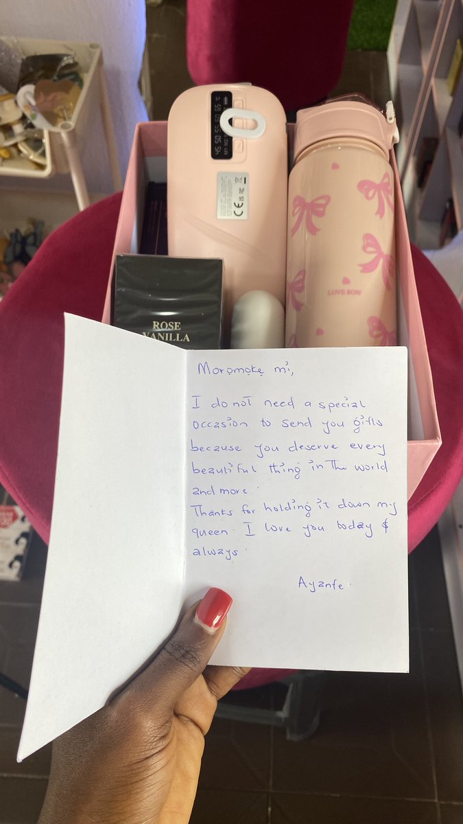 Osunkoredele's tweet photo. Osogbo men what’s happening?? Ijesha men have been leading y’all in this romance thing oo

This is the second gift box to Ilesa this week 🤭 https://t.co/yDfh32geHz