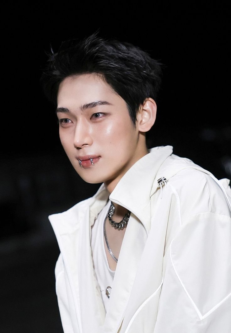 _WhiteDimension's tweet photo. ทำไมรูปพี่โซ่ใส่จิวปากแบบ snake bite ไม่มีเยอะกว่านี้ มันสำคัญกับผมมาก https://t.co/0OefFCYUkO