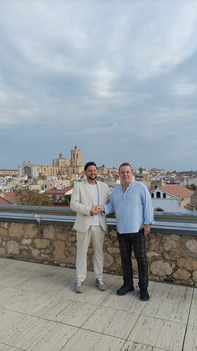 _rtvemarcae's tweet photo. Comenzamos nueva colaboración con @grupocphe Este acuerdo se ha escenificado con un encuentro entre el director de REE, Luis Manuel Fernández, y el alcalde de la ciudad y presidente actual del grupo, Rubén Viñuales @rvinualestgn 

@rne @rtve @grupocphe #radioexteriordeespaña https://t.co/Phy4UOOidq