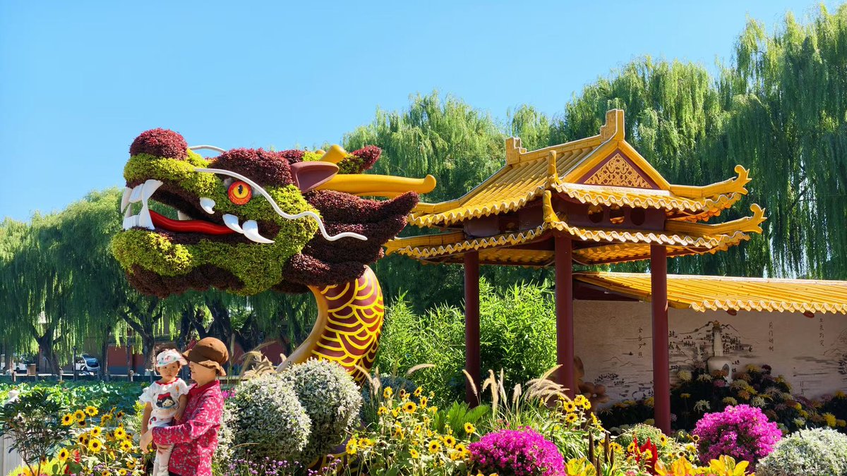 BeijingEvening's tweet photo. 亮出绝活了！北京各大公园花坛争奇斗艳
This National Day holiday, crowds flocked to Beijing's parks, where dazzling flower beds put on a spectacular show — quickly becoming the city's hottest photo spots.
#BeijingParks #NationalDay #BeijingTravel https://t.co/aEY3r5zsIY