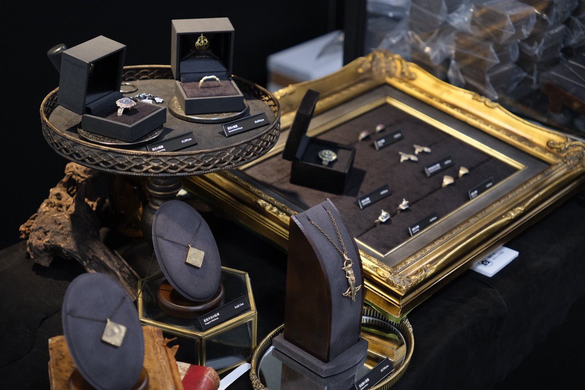 torchtorch_jp's tweet photo. 【ELDEN RING NIGHTREIGN POP UP STORE】
3日目が終了いたしました。本日もたくさんのお客様にご来場いただき、心より感謝申し上げます。
店内の様子をお伝えします。『NIGHTREIGN』のみでなく、『ELDEN RING』『DARK SOULS』の商品も用意しております。
明日以降も、皆さまのお越しをお待ちしております。どうぞよろしくお願いいたします。