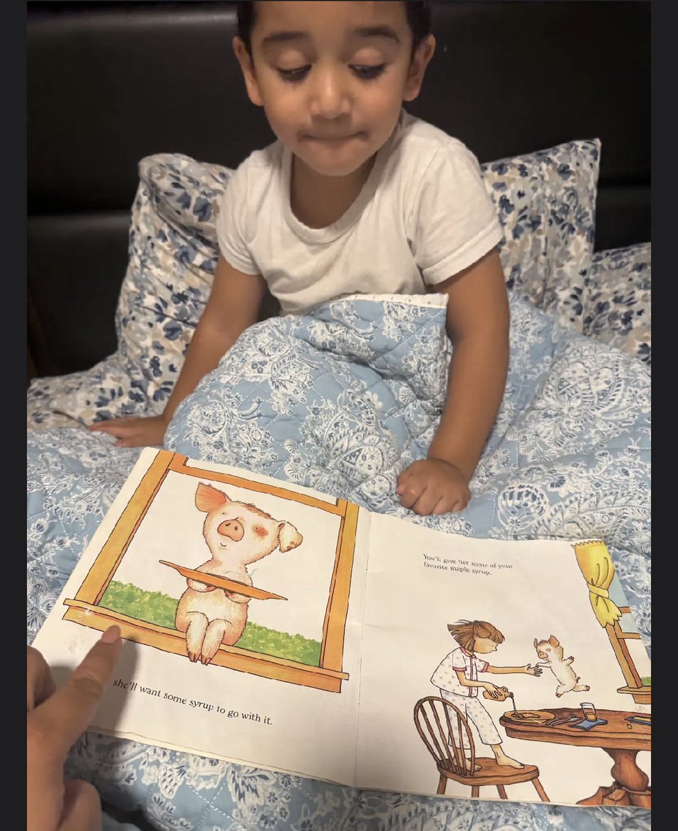 D31BeeHiveSI's tweet photo. The joy of reading with our youngest readers! 📚🐛📖⭐️ #neverstopreadingchallenge⭐️⭐️ #d31iswherelearningstickslikehoney🍯 @djacobsen920 @AP_JelaniMiller @DocPalton @CSD31SI @NYCSchools https://t.co/11Y4NPFKki