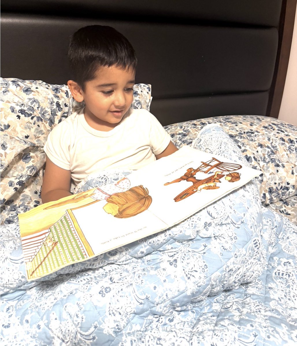 D31BeeHiveSI's tweet photo. The joy of reading with our youngest readers! 📚🐛📖⭐️ #neverstopreadingchallenge⭐️⭐️ #d31iswherelearningstickslikehoney🍯 @djacobsen920 @AP_JelaniMiller @DocPalton @CSD31SI @NYCSchools https://t.co/11Y4NPFKki