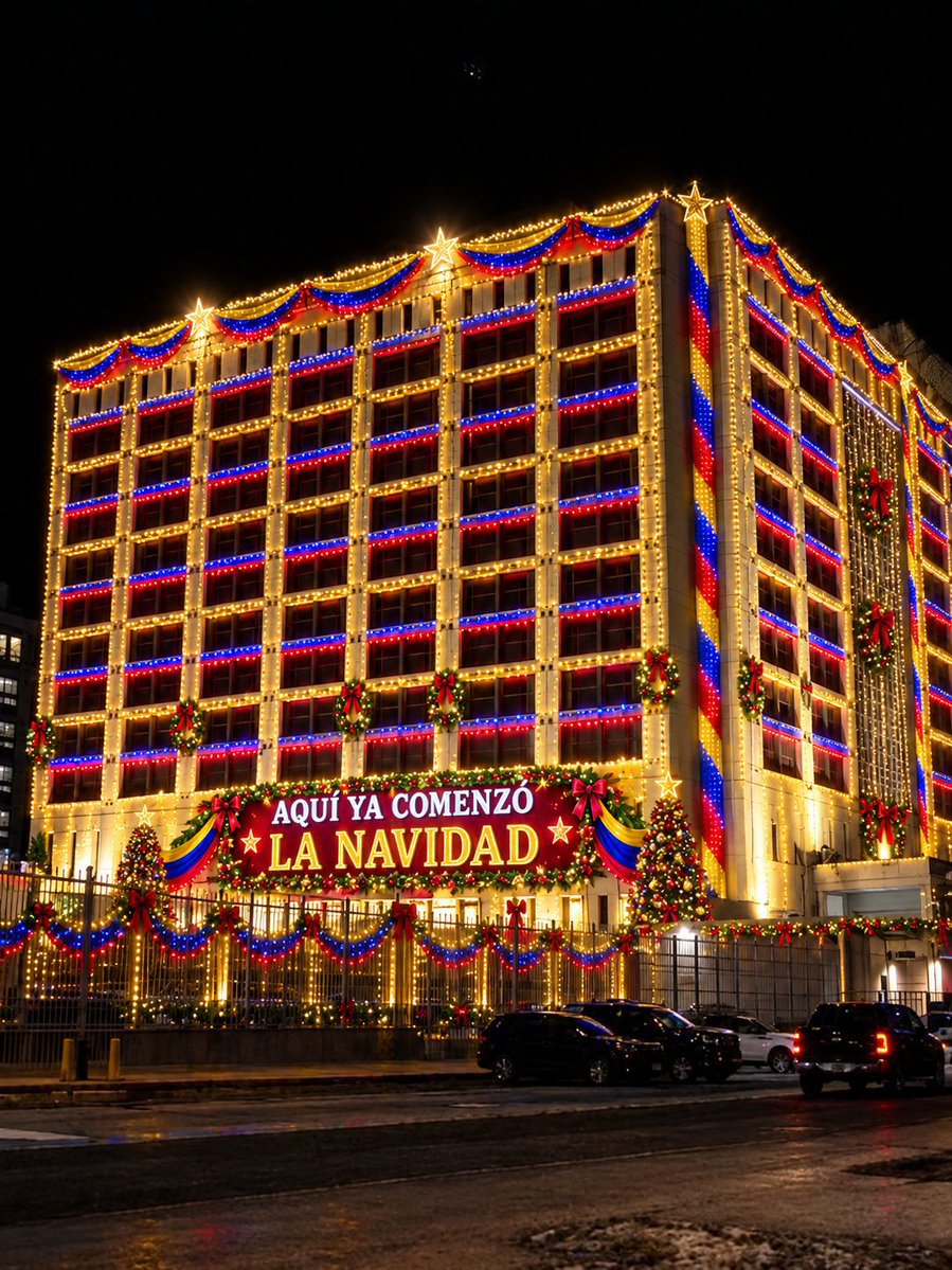 ejdecena's tweet photo. MADURO  ya mandó a  ADELANTAR  la  NAVIDAD  en Nueva York... 🤭 https://t.co/ByD1XIX9OK