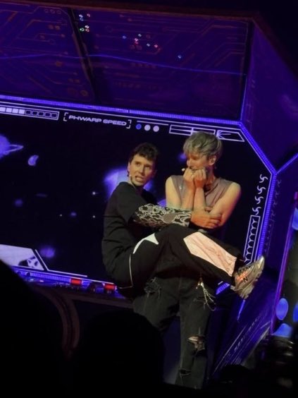 twunkdnp's tweet photo. damn sleeping 2 feet away from phil has dan feeling some type of way 😧😳 https://t.co/P83jlFJixt