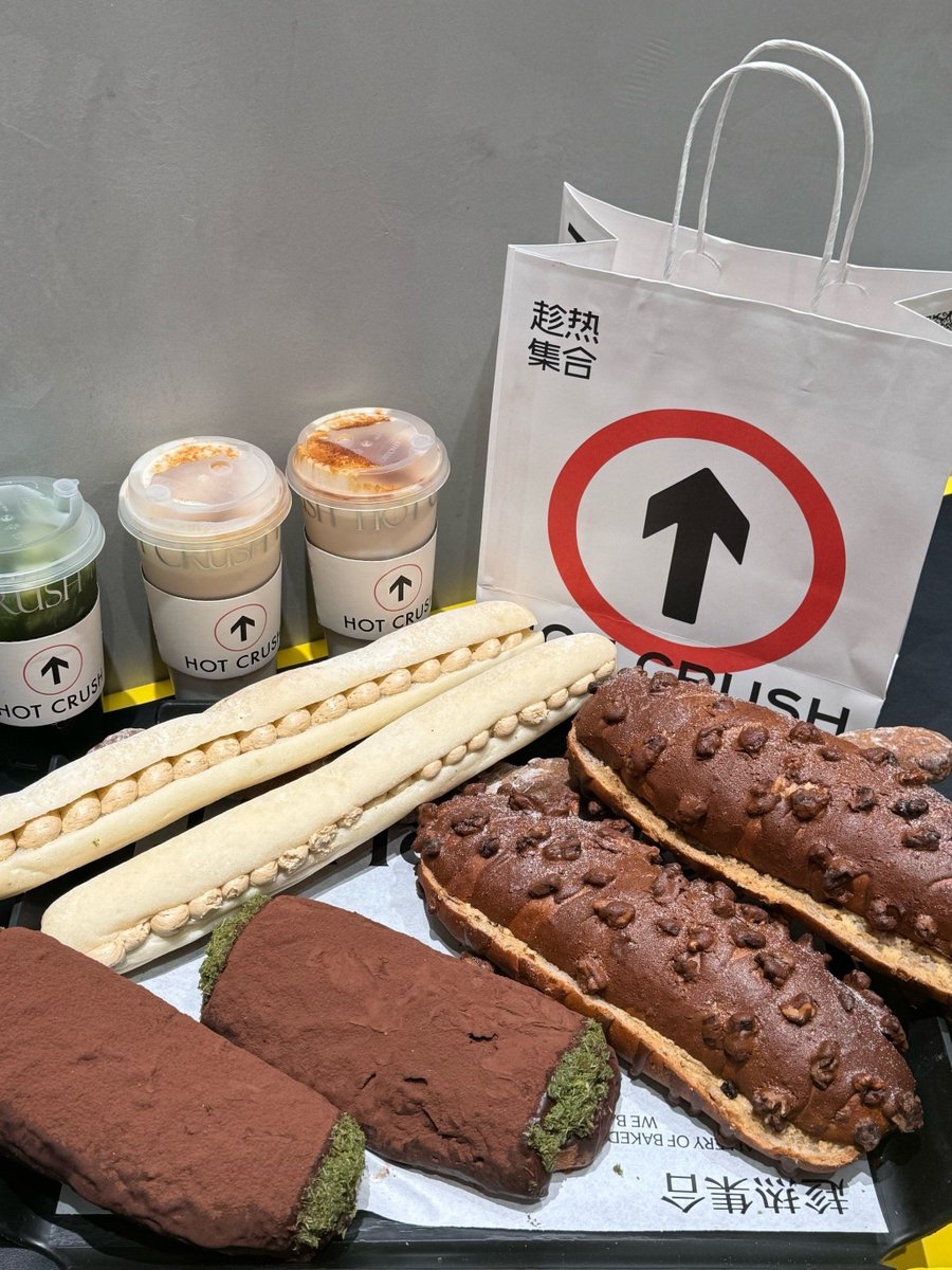 TwylaMcnauwm's tweet photo. Bocado celestial! El churro relleno de chocolate de la pastelería de la esquina es crujiente por fuera, cremoso por dentro y derrite el corazón en cada bocado. Volveré seguro! https://t.co/pDfdTtx4ao