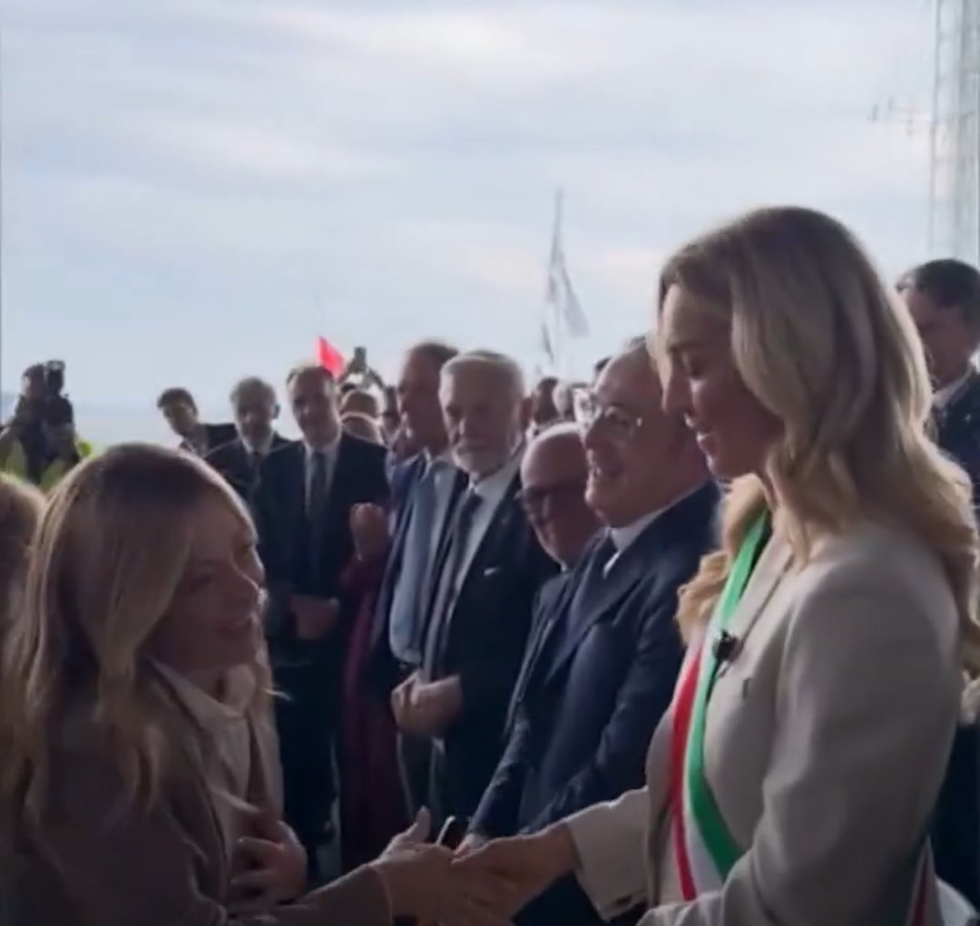 toretelling's tweet photo. @LaStampa Averla avuta a fianco sul palco sarebbe stato imbarazzante per l'influencer.
#meloniscappa https://t.co/OypcSLRWwz