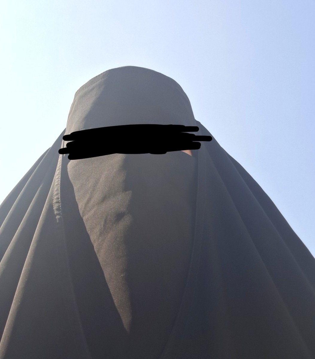 vcliru's tweet photo. قسم بالله طقت كبدي وأنا أشوف نفسي بذا المنظر ووع مستحيل أجبر أحد على ذا اللبس 
#٢٠٣٠_بلا_نقاب2 
#وجهك_هويتك_مو_عورة 
#٢٠٣٠_بلا_نقاب٢ https://t.co/ngnPN3N0Ij