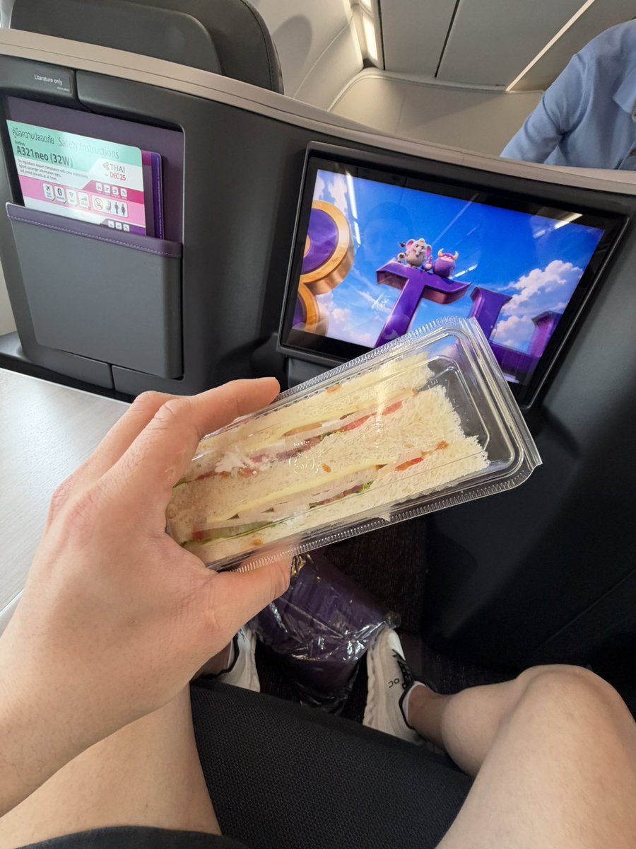 TonsTweetings's tweet photo. ใครบินการบินไทยวันนี้บ้างครับ 

ก็ว่าทำไมแจกแซนวิช บนเครื่องบินไม่มีอาหารปกติเสิร์ฟ แต่เป็นการแก้ปัญหาแบบชาวบ้านดี ไม���มีน้ำดื่มอื่นๆ เสิร์ฟนอกจากน้ำเปล่า 

เราไม่มีปัญหา เพราะไม่เน้นกิน
แต่ไม่มีแม้กระทั่ง Coke Zero มันเกินไปไหมป้า

BC ภูเก็ต มา กทม ครับ https://t.co/HLMLemBpz0