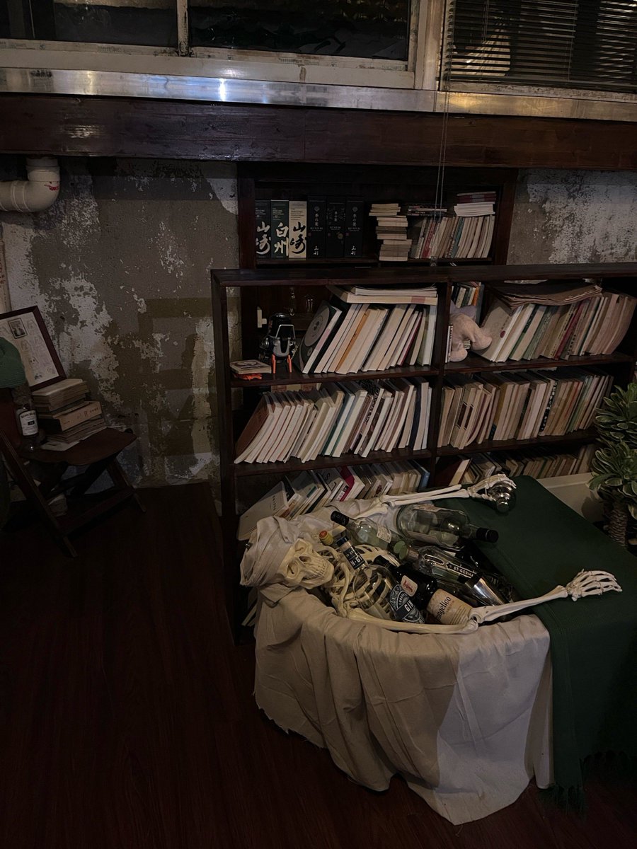 Kaylasmvnp's tweet photo. Prueba nuestra sala de escape "La Biblioteca Maldita"! Encuentra el libro secreto y escapa en 60 minutos... No te pierdas la aventura!， https://t.co/bGAHcnU8tE