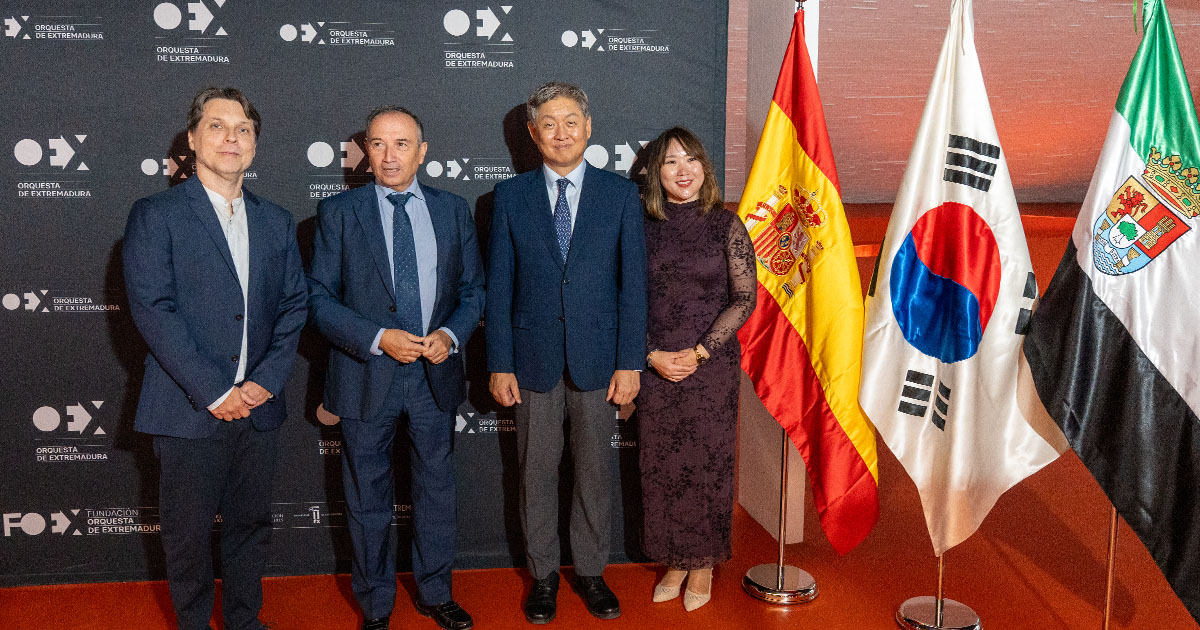 FundacionOex's tweet photo. Primer concierto, histórico, de una nueva temporada de Roberto Forés, con el debut con la OEX de Esther Merino. Con la asistencia del Consejero de Cultura, Turismo y Deportes, Laureano León, acompañando en su visita a Extremadura al embajador de Corea del Sur, Sr. Soosuk Lim https://t.co/OAXfEg8cSN