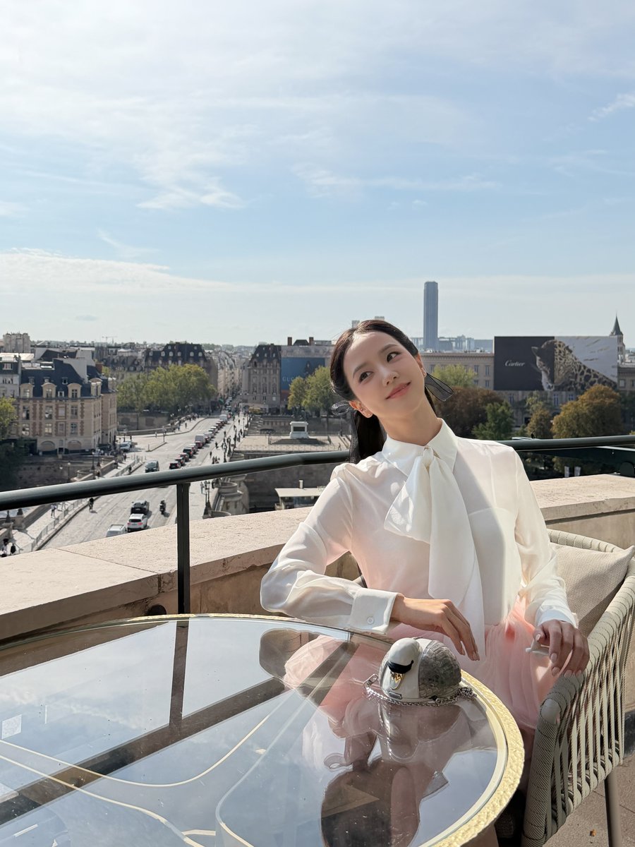 purejasperhere's tweet photo. I like how Jisoo took a picture at the Dior fashion show with the outfit and showed a Cartier billboard in the background.

Being diplomatic and all that,satisfying both lol.

#DiorSummer27 https://t.co/gnDEkyTeGW