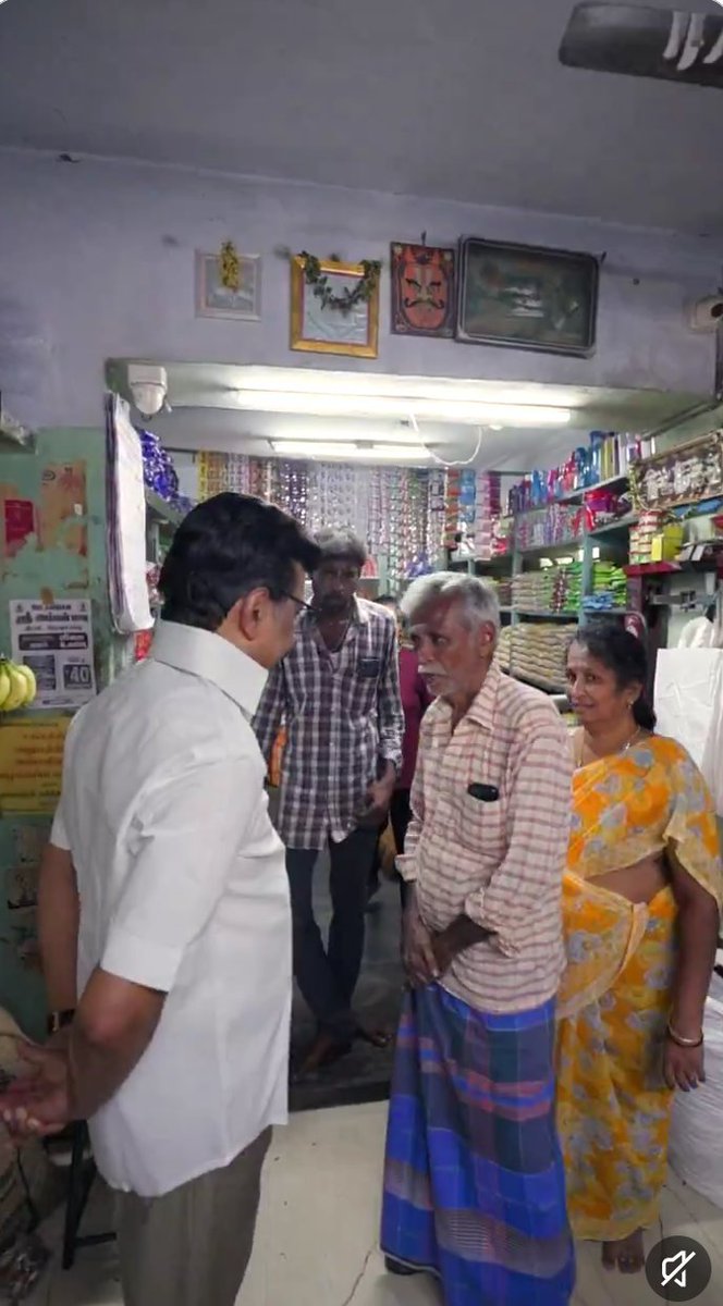 saijegadheeshh's tweet photo. கடையில் இருந்த இரண்டு பிஸ்கட் பாக்கெட்டுகள் காணவில்லை என்று புழம்பிய கடைக்காரர்

வந்து சென்றது கருணாநிதி மகன் ஞாபகம் இருக்கட்டும். https://t.co/dYfMVpUmnB