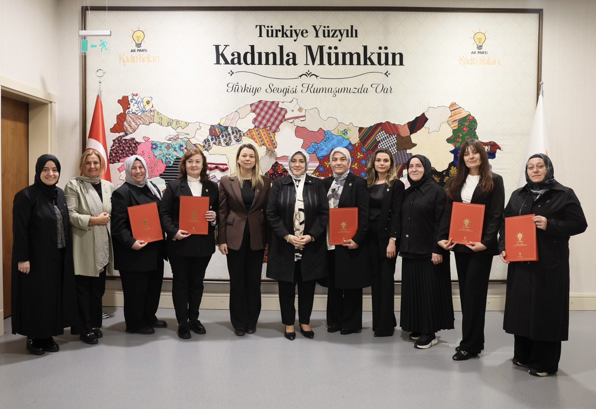 AKKADINGM's tweet photo. 📍AK Parti Genel Merkez

Çanakkale ilimizin;

📌Ezine İlçe Kadın Kolları Başkanlığına Gülay Yılmaz atanmıştır. Görevi devreden başkanımız Özlem Akyüz’e özverili çalışmalarından ve gayretlerinden dolayı teşekkür ediyoruz.

📌Lapseki İlçe Kadın Kolları Başkanlığına Neşe Aygün atanmıştır. Görevi devreden başkanımız Nursel Marmara’ya özverili çalışmalarından ve gayretlerinden dolayı teşekkür ediyoruz.

Görevi devralan başkanlarımıza mazbataları Başkanımız @tugbaisikercan tarafından teslim edildi.