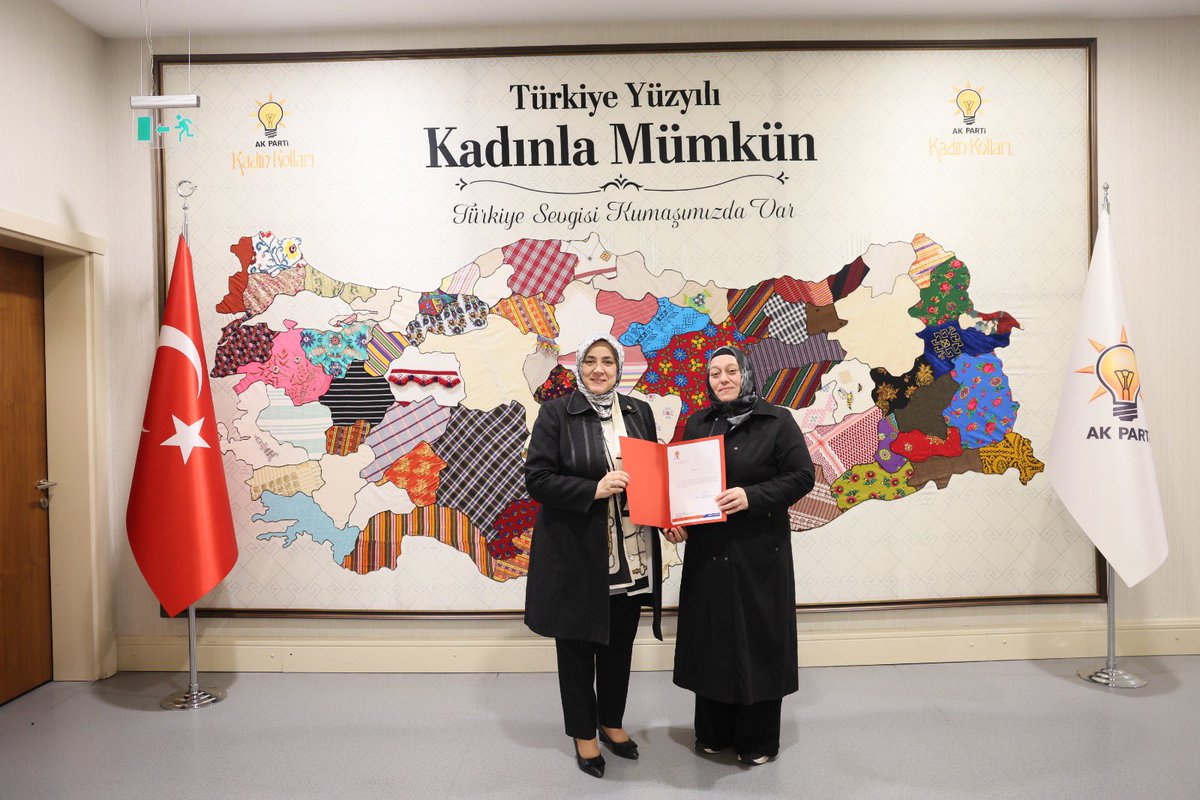 AKKADINGM's tweet photo. 📍AK Parti Genel Merkez

Çanakkale ilimizin;

📌Ezine İlçe Kadın Kolları Başkanlığına Gülay Yılmaz atanmıştır. Görevi devreden başkanımız Özlem Akyüz’e özverili çalışmalarından ve gayretlerinden dolayı teşekkür ediyoruz.

📌Lapseki İlçe Kadın Kolları Başkanlığına Neşe Aygün atanmıştır. Görevi devreden başkanımız Nursel Marmara’ya özverili çalışmalarından ve gayretlerinden dolayı teşekkür ediyoruz.

Görevi devralan başkanlarımıza mazbataları Başkanımız @tugbaisikercan tarafından teslim edildi.