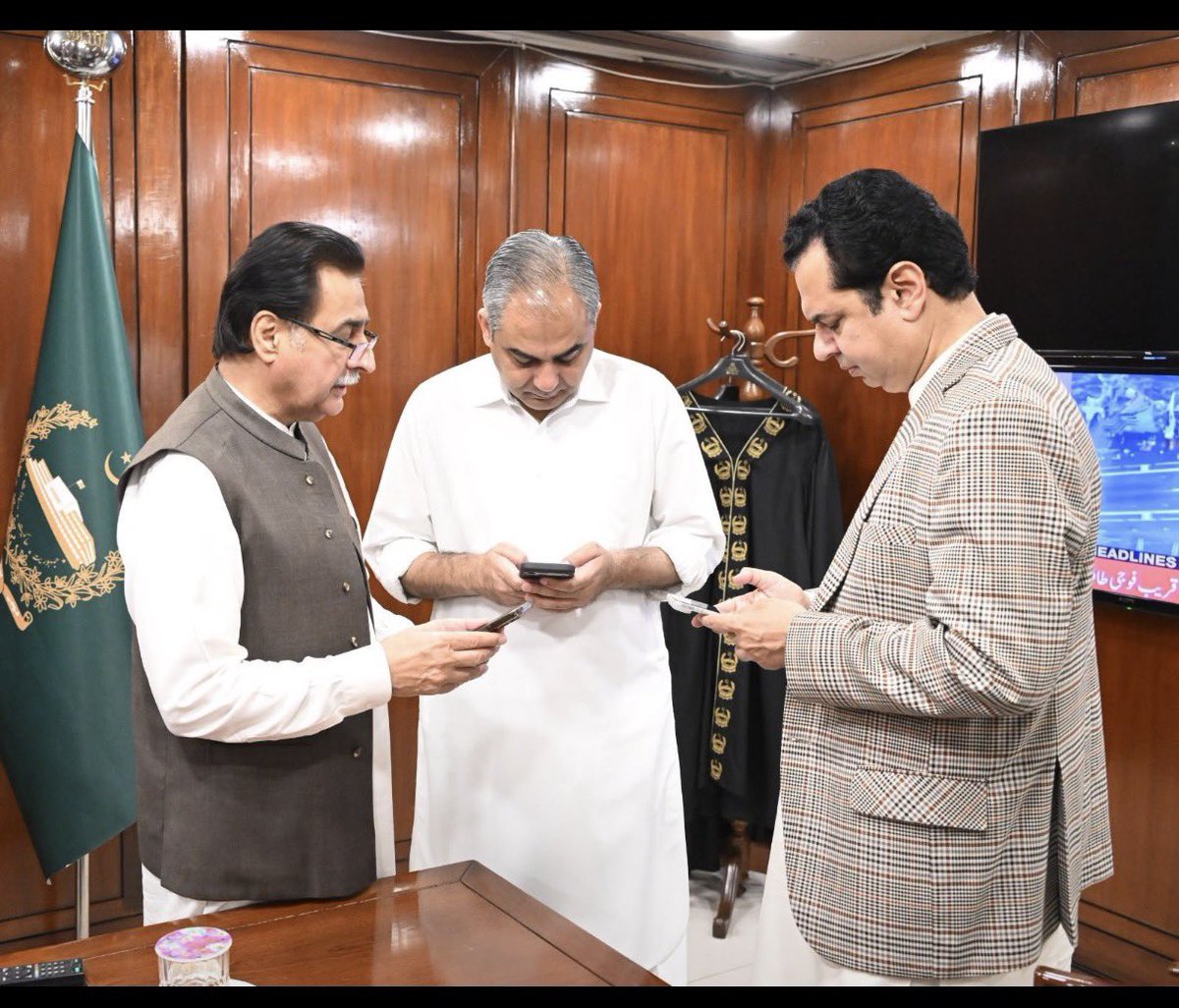 ajmaljami's tweet photo. وفد میں شامل حکومتی نمائندگان اپنی اپنی "پالٹیوں" کو تازہ صورتحال سے آگاہ کرتے ہوئے۔۔! https://t.co/OEBPLXgUCo
