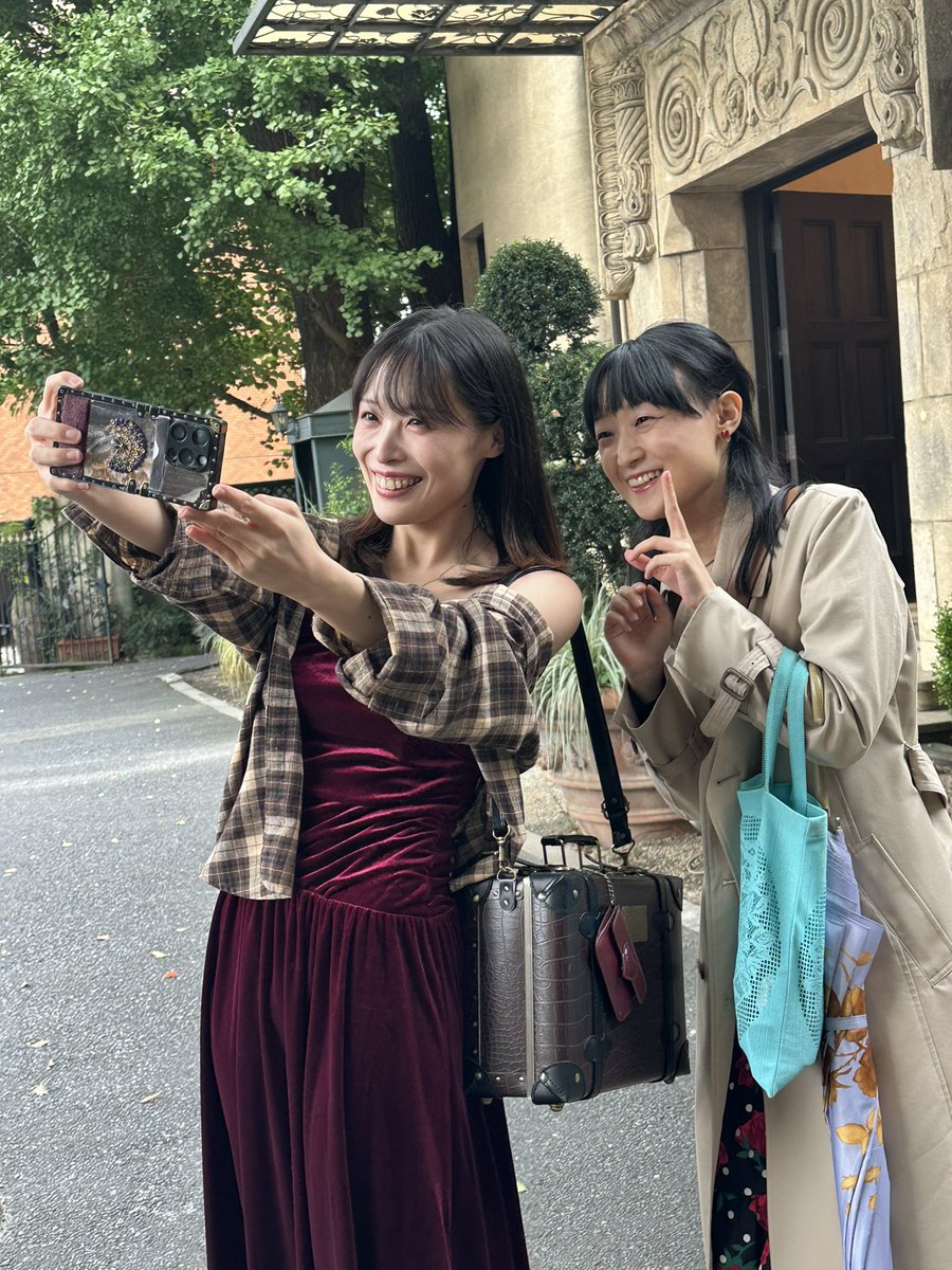 shimachiki's tweet photo. 以前「赤と黒」の舞台で
娘のマチルドとして共演した
サリナちゃんとツヤマちゃんと
パパ(私)と笑
小笠原伯爵邸でお茶の会。
華やかー✨ https://t.co/qNePqhSBf7