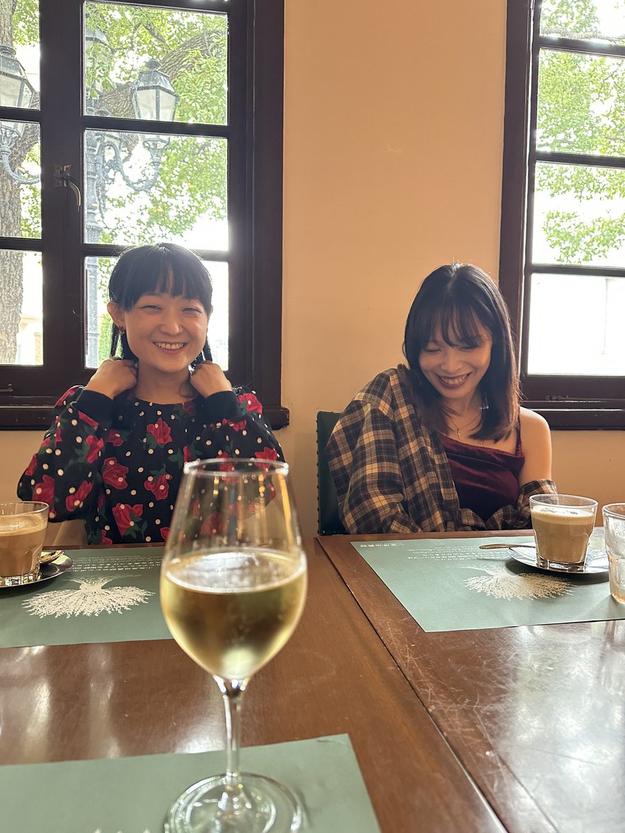 shimachiki's tweet photo. 以前「赤と黒」の舞台で
娘のマチルドとして共演した
サリナちゃんとツヤマちゃんと
パパ(私)と笑
小笠原伯爵邸でお茶の会。
華やかー✨ https://t.co/qNePqhSBf7