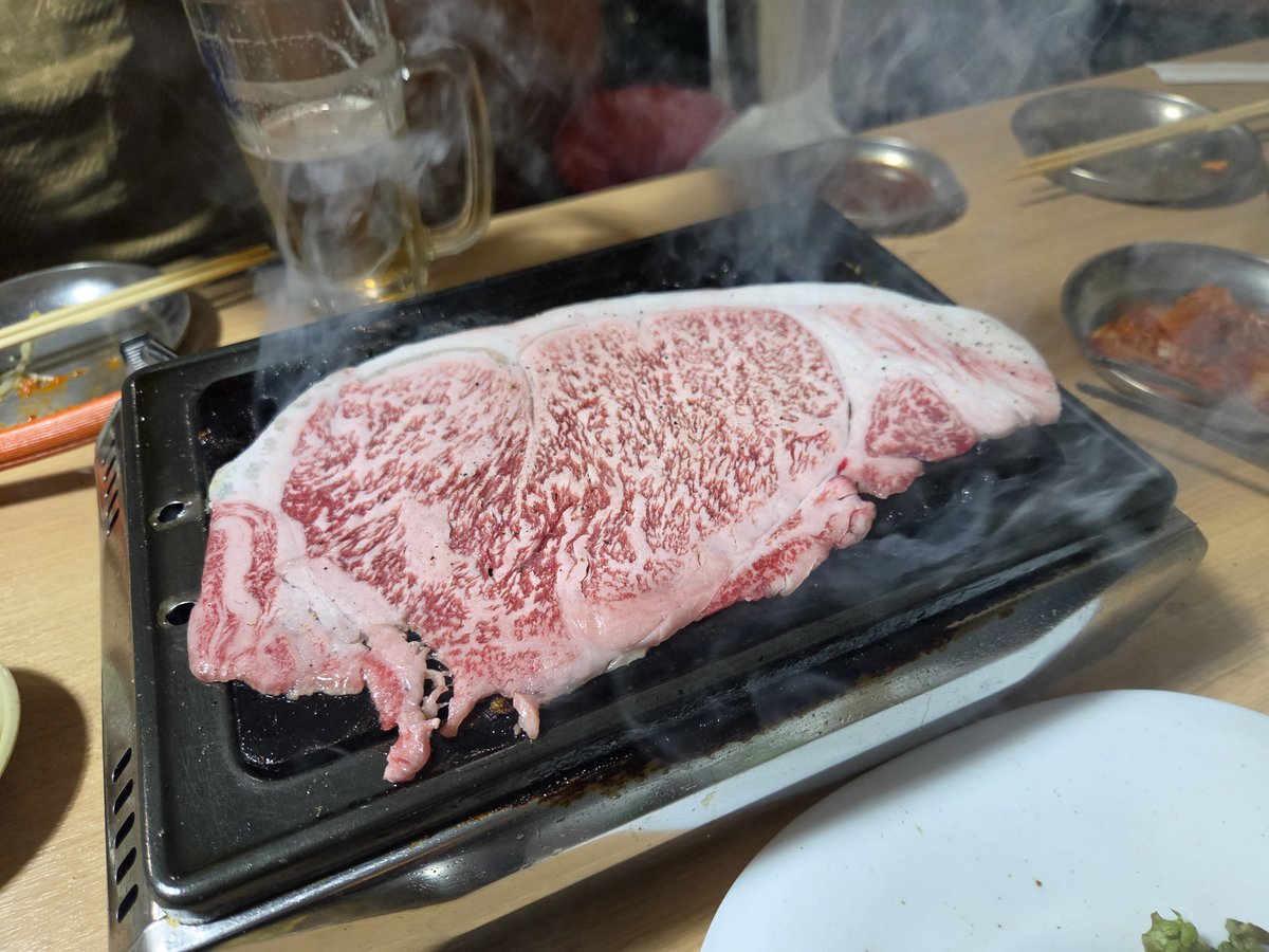 Kunihisa18's tweet photo. だ~れだ❓
ぺろりんちょサーロイン
#TUBC
#GOGOUNITED
#ワビサビデラックス https://t.co/rTpw0vNsXh