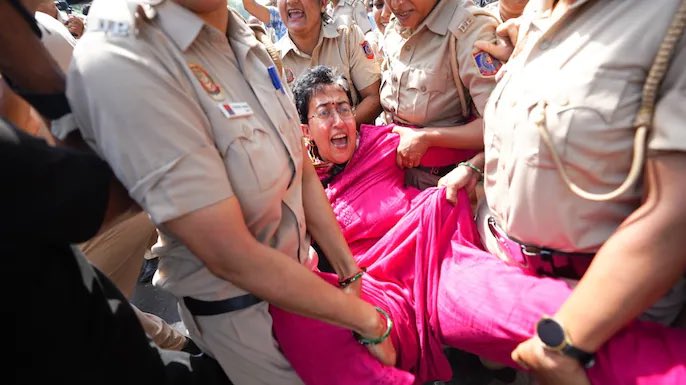AskTheNerve's tweet photo. Over 500–700 protesters detained, including:
•  Former Delhi CM Atishi
•  AAP leaders Saurabh Bharadwaj, Sanjeev Jha, Sanjay Singh
•  AISA national president Neha Bora
•  Activist Yogendra Yadav and several student/youth activists
Police stopped groups trying to reach the site (especially near Ashoka Road and North Avenue) and took many people away in buses.

#JantarMantar