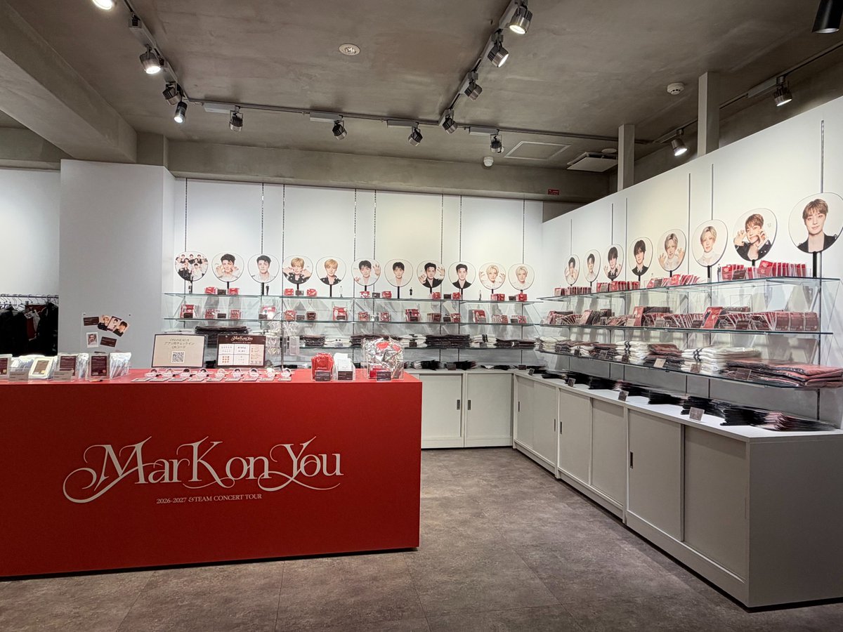 andTEAMofficial's tweet photo. 📢 2026-2027 &TEAM CONCERT TOUR 'Mark on You' POP-UP
東京・大阪にて、本日よりオープンいたしました！
ONLINE KUJIやフォトスポットなど、会場ならではのお楽しみも✨
ぜひチェックしてみてください！

ONLINE KUJIについてはこちら👉https://t.co/w3JgEBMOoo

入店予約はこちら👉https://t.co/8ezmitJxK7

#andTEAM #エンティーム
#MARK_ON_YOU
#MarkonMe
#andTEAM_MarkonMe