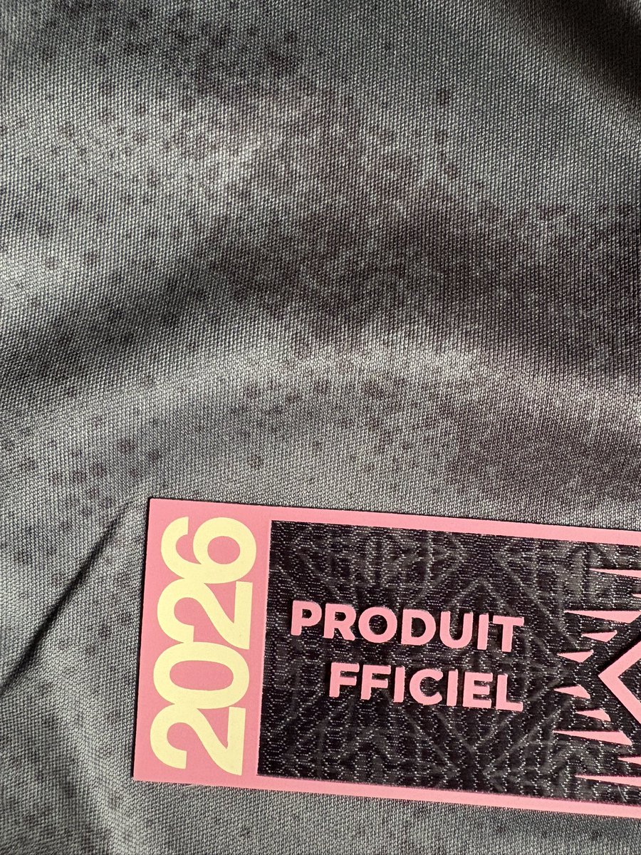 tsmzzvlr's tweet photo. Yo les boss @JoblifeEsport 
Pour mon anniversaire on m’a offert ce maillot (le dernier L en sock lol) mais il manque le « o » de « officiel » 🥲
édition collector ? 😂 https://t.co/BgpmzOqlsF