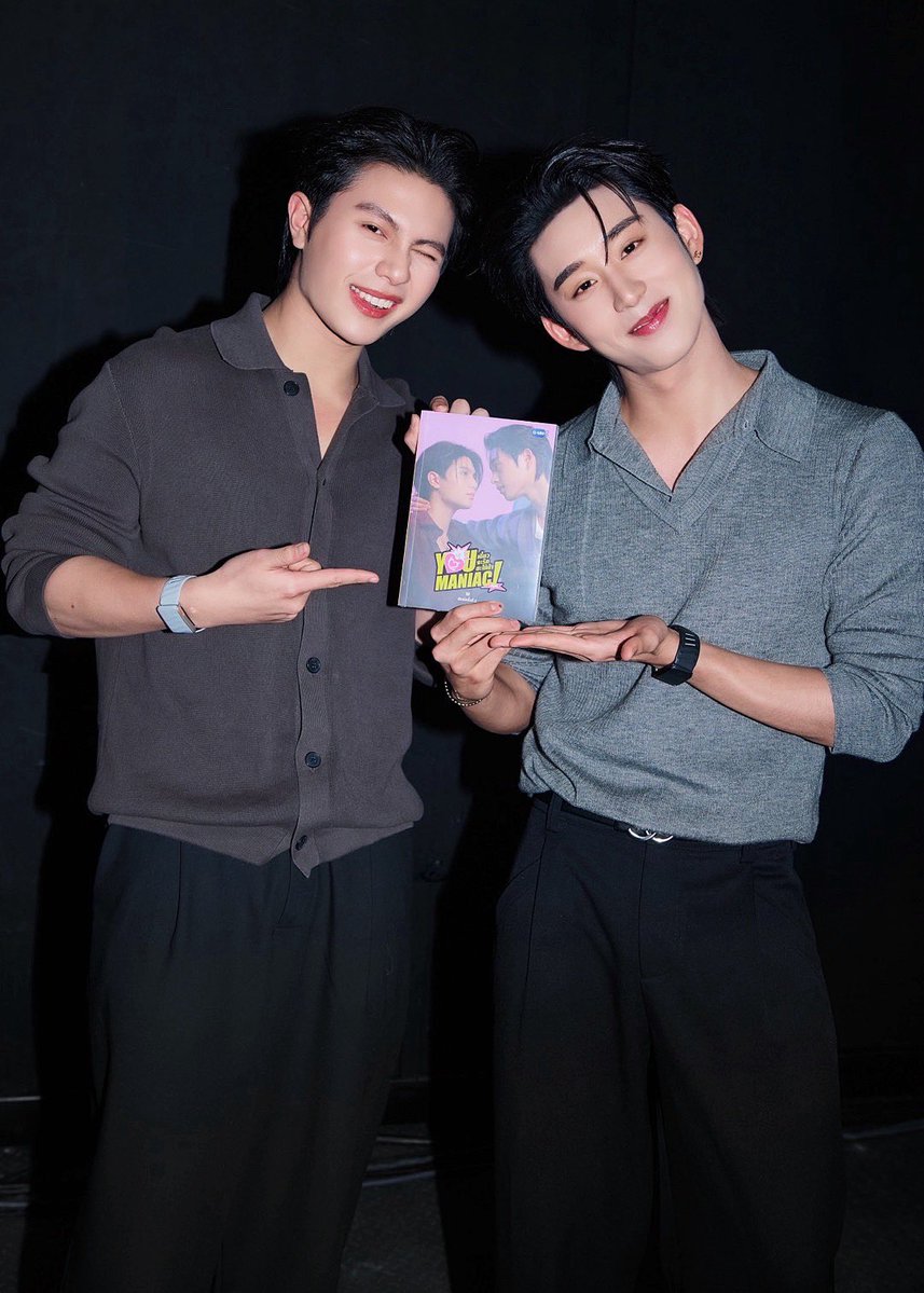 GmmtvShop's tweet photo. วิลเลี่ยม - เอส พร้อมที่จะพูดคุยเกี่ยวกับนวนิยาย You Maniac เดี๋ยวจะรักซะให้บ้า ในงาน GMMTV FANIVAL 2026 : Happy Family แล้วน้า มารักให้บ้ากันเลยทุกคน

#YouManiacSeries 
#GMMTVFANIVAL2026HappyFamily
#GMMTV https://t.co/EakWW09SiG
