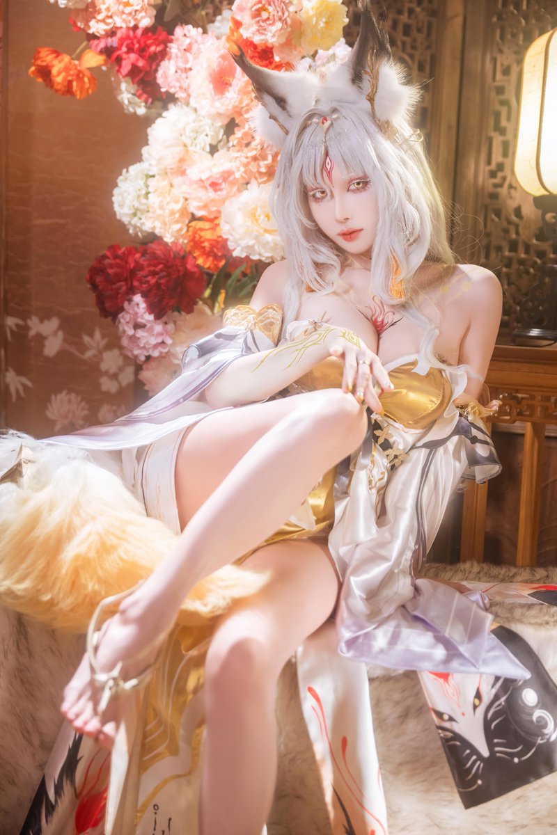 smilecutty's tweet photo. ✨ CCF08 — Hsin · Golden Form 💛

A special edition is coming this time! ✨

📖 The 40P Limited Edition includes 9 exclusive VFX photos!
The CCF08 event edition will be 32P and will NOT include these 9 special shots 💛

And for those who collected my previous Hsin photobook ❤️
If you’re getting the Golden Form edition too, bring your previous purchase record to find me!

I’ve prepared a special double-sided holographic ticket featuring
❤️ Red Form × Golden Form 💛

Only 100 available — a little keepsake for everyone who’s been with me from Red Form all the way to Golden Form >///<

See you at CCF08! ✨

#WutheringWaves #Hsin #Cosplay