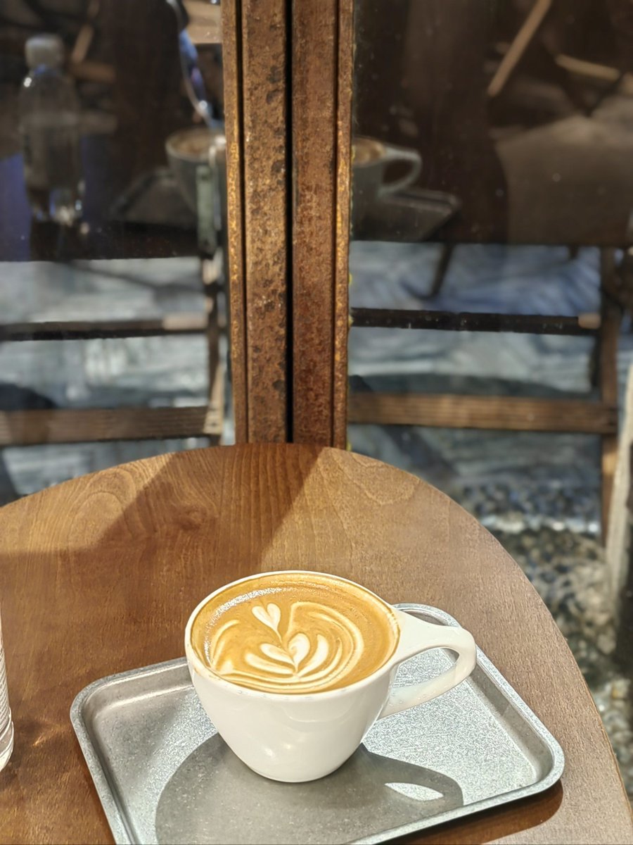 Goulddy's tweet photo. Café recién hecho y luz dorada en la calle de barrio, el momento perfecto para un respiro rápido. https://t.co/NvypDFKGwu