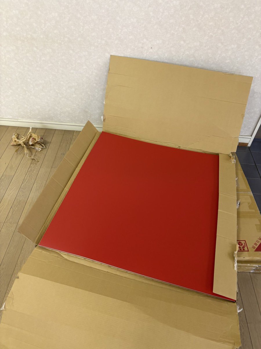 tomarinttc's tweet photo. 少しずつ卓球場らしくなってきました🏓✨

ニッタクさんのTリーグでも使用されている卓球専用シートです！

正方形のシートを1枚ずつ敷いていくタイプで、ほぼ1日かけてひ���まず完成！
端っこはまだ調整中です💪

オープンに向けて着々と準備中✨

#とまりん卓球場 #福岡卓球 #太宰府卓球 #無人卓球場 https://t.co/RzgBLY5205