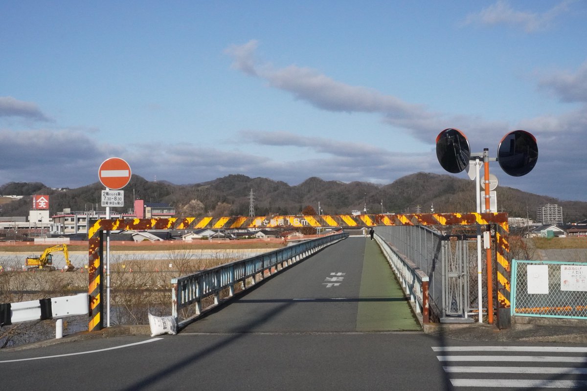 ngkm_wtl5's tweet photo. 上には何も無いが物理的に1.8mの高さ制限がかかる橋
#びっくり道路選手権2026 https://t.co/4PcbR77hEI