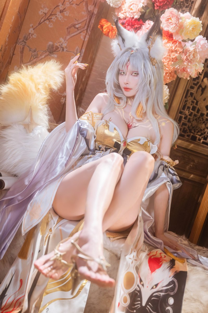 smilecutty's tweet photo. ✨ CCF08 — Hsin · Golden Form 💛

A special edition is coming this time! ✨

📖 The 40P Limited Edition includes 9 exclusive VFX photos!
The CCF08 event edition will be 32P and will NOT include these 9 special shots 💛

And for those who collected my previous Hsin photobook ❤️
If you’re getting the Golden Form edition too, bring your previous purchase record to find me!

I’ve prepared a special double-sided holographic ticket featuring
❤️ Red Form × Golden Form 💛

Only 100 available — a little keepsake for everyone who’s been with me from Red Form all the way to Golden Form >///<

See you at CCF08! ✨

#WutheringWaves #Hsin #Cosplay