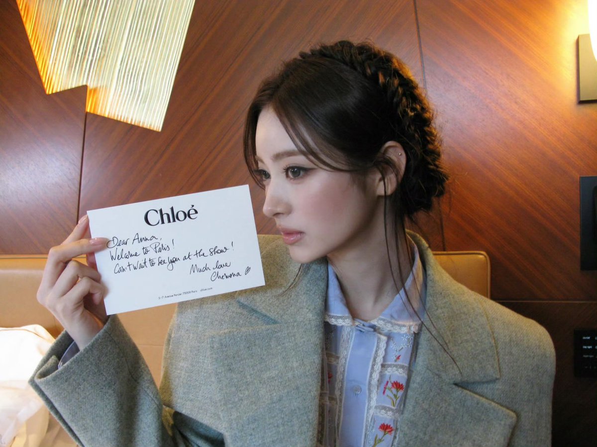 ANNACHARTS1117's tweet photo. 📢 ANNA PFW

Let’s help increase ANNA’s visibility during PFW 🤍

🚨EMV = value of earned media

To help boost these, keep using the official tags, engage with CHLOÉ’s posts, and post or repost content featuring ANNA

#ANNAxCHLOÉ
#MEOVV #미야오 #ANNA #안나 https://t.co/ajG0Q00gx6