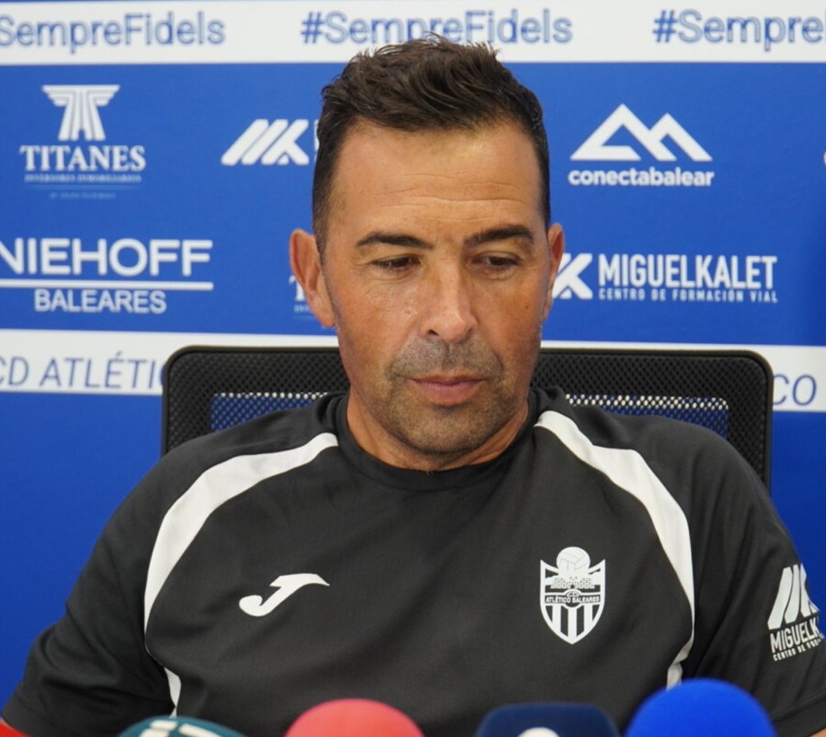 PedroBonet_2's tweet photo. El entrenador @atleticbalears @oscar_troya en la PREVIA del DERBI ante @udpoblense y un partido muy ESPECIAL.
"Tenemos que demostrar en el campo que merecemos ganar,
es un equipo que viene con ganas de reivindicarse en el Estadi Balear, nuestra versión tiene que ser excepcional". https://t.co/QTAs2GsE8k