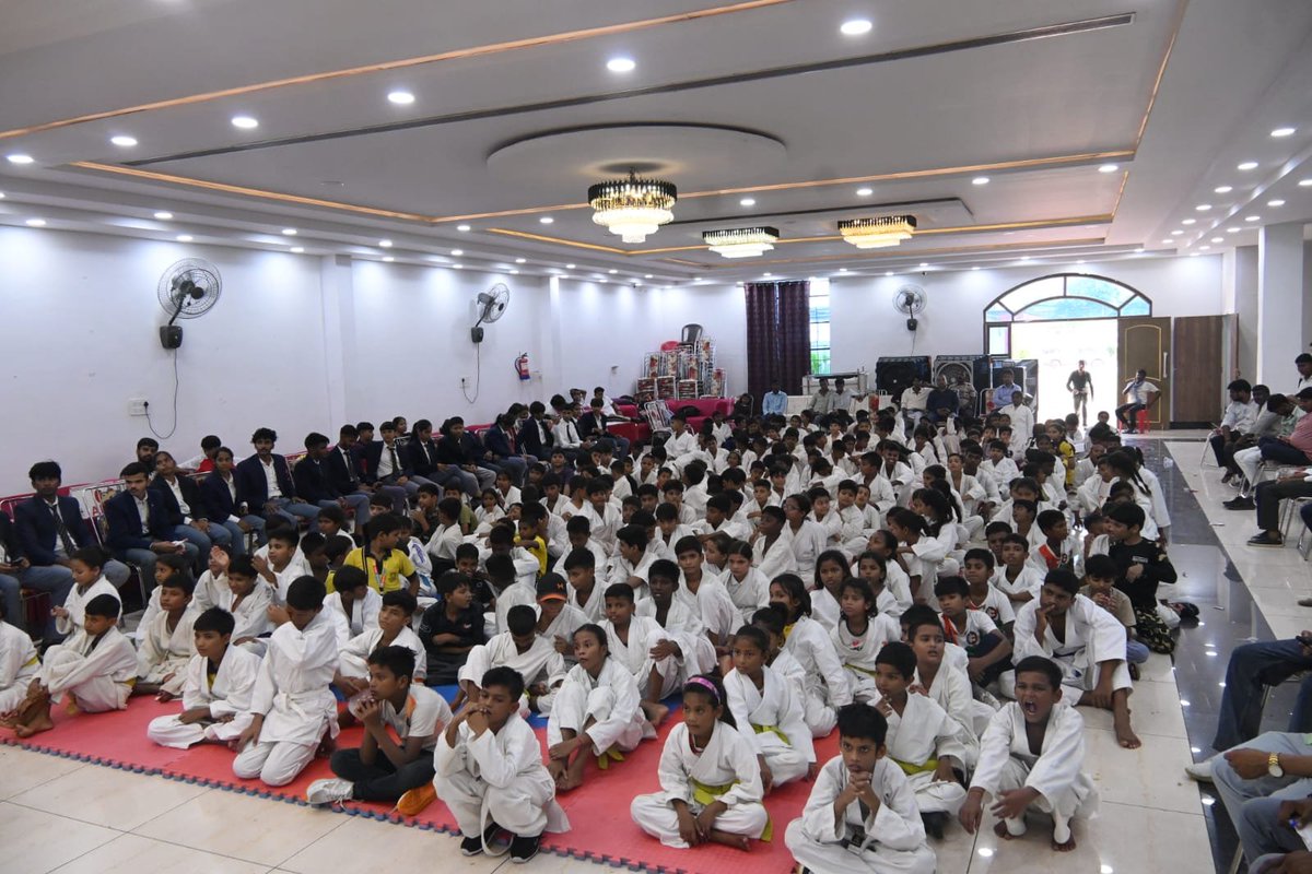 manavacademy's tweet photo. टीम मामा ग़ाज़ीपुर ने जिले में कराटे खेल के प्रचार प्रसार एवं कराटे खिलाड़ियों को तैयार करने के उद्देश्य से जिलास्तरीय प्रतियोगिता कक आयोजन किया। जिसमें ग़ाज़ीपुर के 22 स्कूल के 300 से अधिक खिलाड़ियों ने प्रतिभाग किया
@DmGhazipur @myogiadityanath @myogioffice @PMOIndia https://t.co/ZGPcAzYhxA