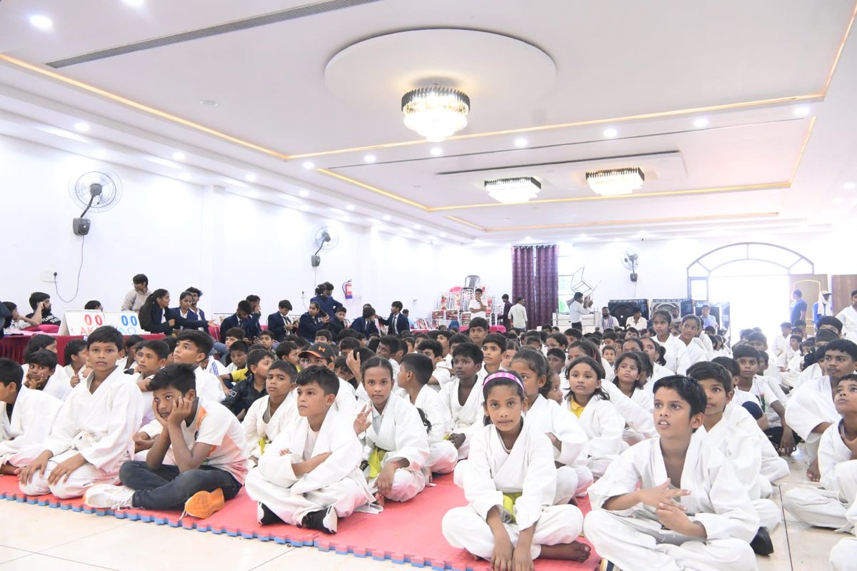 manavacademy's tweet photo. टीम मामा ग़ाज़ीपुर ने जिले में कराटे खेल के प्रचार प्रसार एवं कराटे खिलाड़ियों को तैयार करने के उद्देश्य से जिलास्तरीय प्रतियोगिता कक आयोजन किया। जिसमें ग़ाज़ीपुर के 22 स्कूल के 300 से अधिक खिलाड़ियों ने प्रतिभाग किया
@DmGhazipur @myogiadityanath @myogioffice @PMOIndia https://t.co/ZGPcAzYhxA