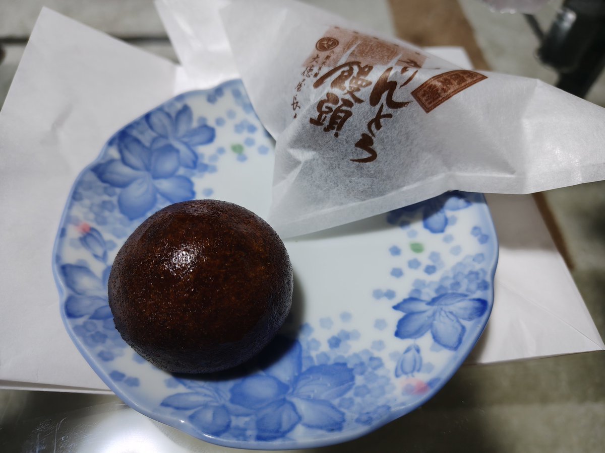 tomo110607's tweet photo. 今日は何気に甘い物が欲しくなって、スーパーに入っている和菓子屋さんでかりんとう饅頭を衝動買い😂
温かいお茶と戴いております。

朝晩がだいぶ涼しくなってきて、温かいお茶も美味しく感じられる様になりましたね。
個人的には秋が一番好きです😁 https://t.co/l9FFx9TzKv