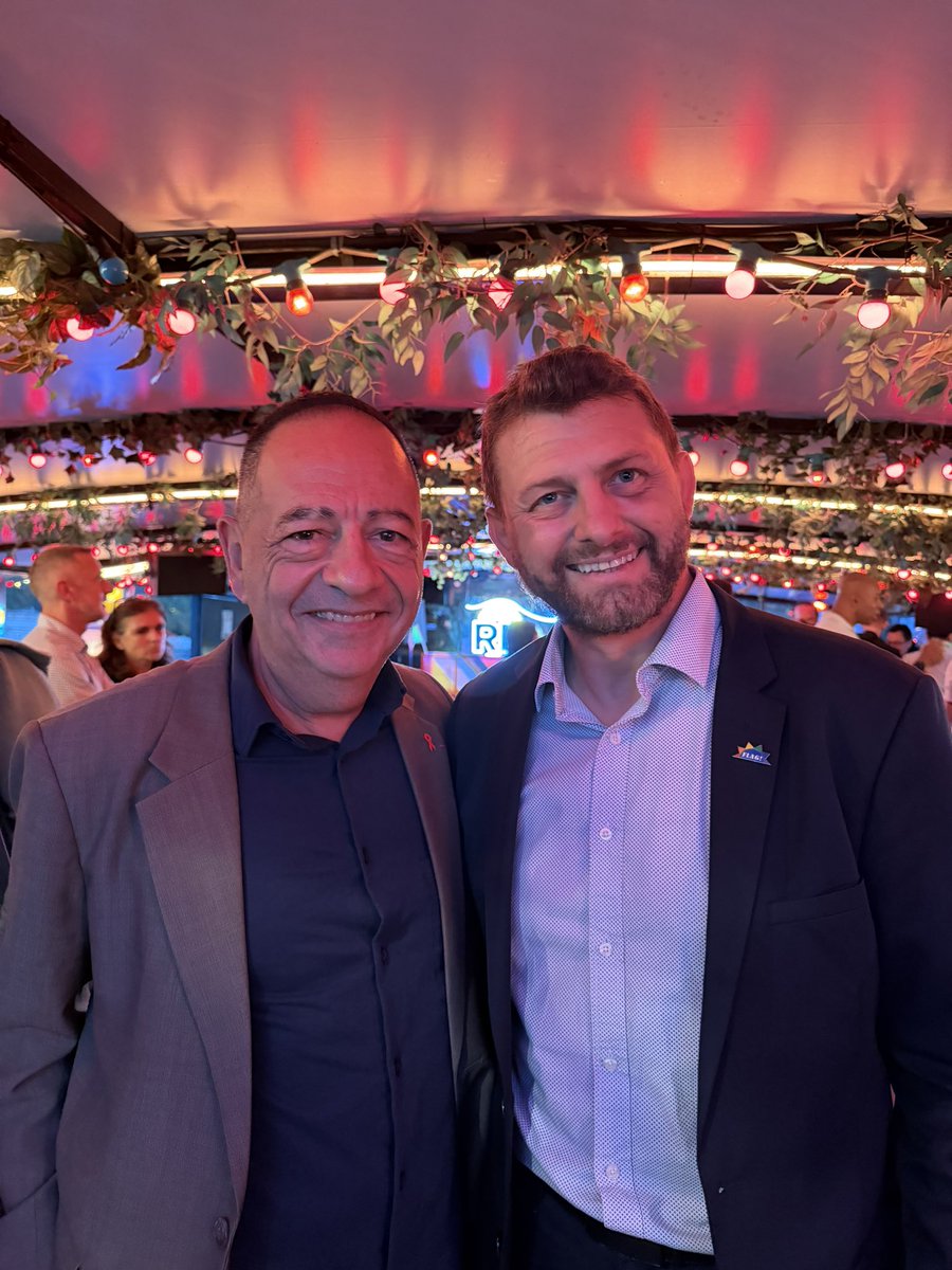 JeanLucRomero's tweet photo. Beaucoup de joie et d’émotion pour célébrer les 25 ans de l’association LGBTQIA+ d’Air France, HOP! et Transavia, « Person’Ailes » !
Merci à toute l’équipe, ainsi qu’aux présidents successifs, qui ont fait vivre et grandir cette belle association. Et tout particulièrement à Arnaud Hadrys, son président actuel, exemplaire par son engagement et sa bienveillance.
Je suis heureux qu’avec Sida Info Service et Élus Locaux Contre le Sida, nous puissions collaborer avec Person’Ailes autour du vol ✈️ Ruban Rouge du 1er décembre, à l’occasion de la Journée mondiale de lutte contre le sida.
À l’occasion de cet anniversaire, j’ai voulu rappeler combien il est essentiel de continuer à s’engager contre le sida et remercier Arnaud, mais aussi Anne Rigail, directrice générale d’Air France, pour l’exemplarité de leur engagement.
J’ai également voulu rappeler la nécessité de poursuivre notre mobilisation en faveur des personnes LGBTQIA+ au Sénégal et en Turquie.
Nous ne pouvons pas les abandonner au moment où elles subissent des persécutions et une chasse aux personnes LGBTQIA+ aussi injustes qu’ignobles.
Notre solidarité doit être sans frontières. 🏳️‍🌈❤️
@ARNAUDHADRYS @AnneRigail @AirFranceFR @transaviaFR @ElusContreSida @SidaInfoService @PersonnAilesAF