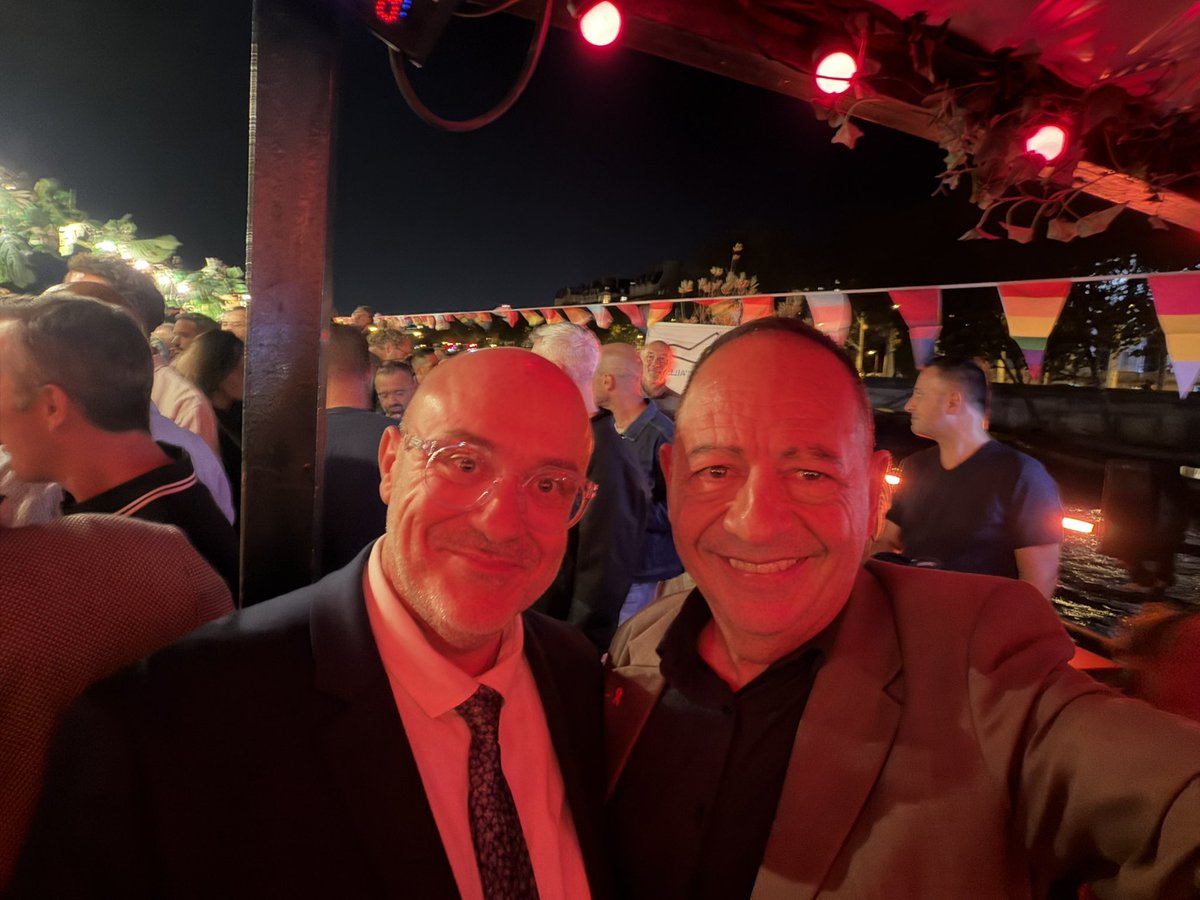 JeanLucRomero's tweet photo. Beaucoup de joie et d’émotion pour célébrer les 25 ans de l’association LGBTQIA+ d’Air France, HOP! et Transavia, « Person’Ailes » !
Merci à toute l’équipe, ainsi qu’aux présidents successifs, qui ont fait vivre et grandir cette belle association. Et tout particulièrement à Arnaud Hadrys, son président actuel, exemplaire par son engagement et sa bienveillance.
Je suis heureux qu’avec Sida Info Service et Élus Locaux Contre le Sida, nous puissions collaborer avec Person’Ailes autour du vol ✈️ Ruban Rouge du 1er décembre, à l’occasion de la Journée mondiale de lutte contre le sida.
À l’occasion de cet anniversaire, j’ai voulu rappeler combien il est essentiel de continuer à s’engager contre le sida et remercier Arnaud, mais aussi Anne Rigail, directrice générale d’Air France, pour l’exemplarité de leur engagement.
J’ai également voulu rappeler la nécessité de poursuivre notre mobilisation en faveur des personnes LGBTQIA+ au Sénégal et en Turquie.
Nous ne pouvons pas les abandonner au moment où elles subissent des persécutions et une chasse aux personnes LGBTQIA+ aussi injustes qu’ignobles.
Notre solidarité doit être sans frontières. 🏳️‍🌈❤️
@ARNAUDHADRYS @AnneRigail @AirFranceFR @transaviaFR @ElusContreSida @SidaInfoService @PersonnAilesAF