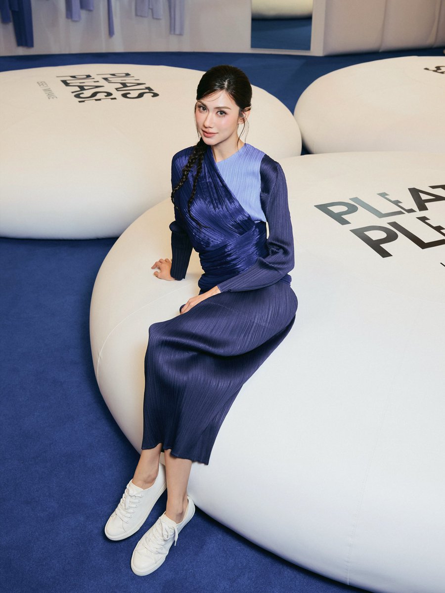LenaMiuSG's tweet photo. [261002]

IG: lalinalena

เหมือนได้พกท้องฟ้ามาไว้ในลุควันนี้ ☁️💙 กับ AZURE COLORS 6 เฉดสีฟ้าจาก PLEATS PLEASE ISSEY MIYAKE ที่ Pop-up Store ชั้น G เซ็นทรัลชิดลมนะคะ

@club21thailand 

🖇 https://t.co/Ly7pXLYGK5

#lalinalena #ลีน่าลลินา 
#EverydaywithPLPL https://t.co/9Cits2xvVm